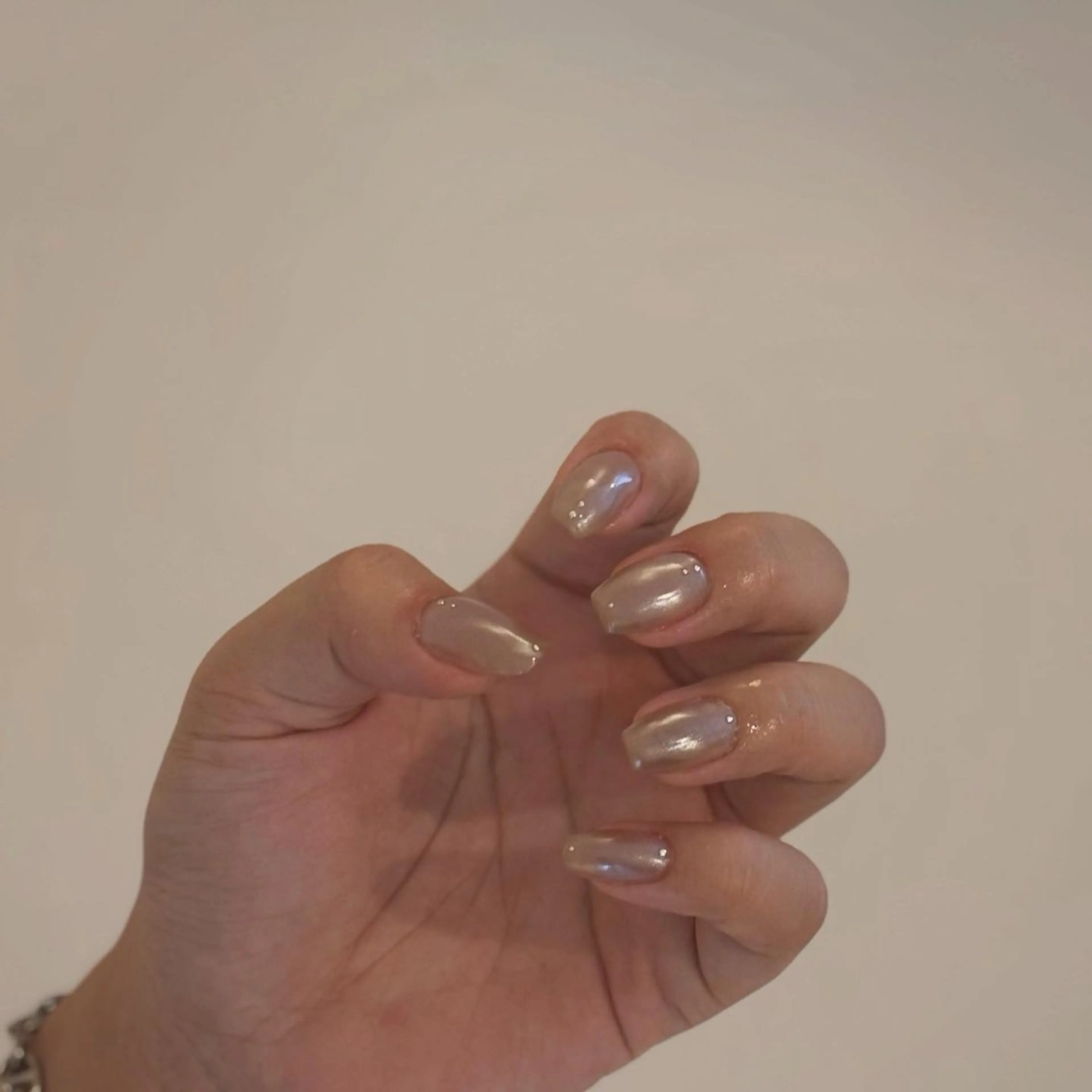 ネイル シルバー ホワイト ハンドネイル Elio 国泰寺のネイルデザイン