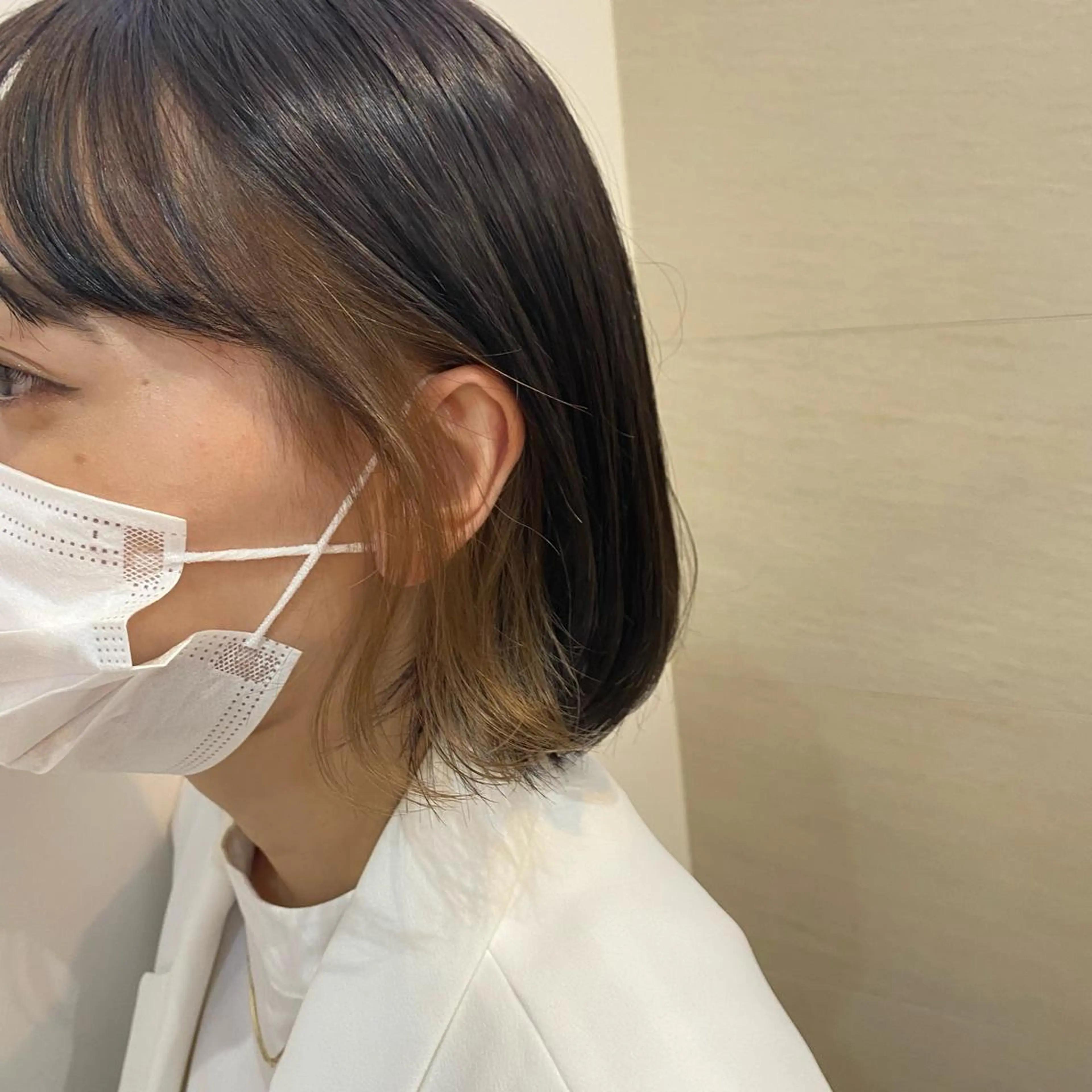 ショート カラー グレージュ あやめ【顔まわり/レ イヤー/柔らかカラ】のヘアスタイル