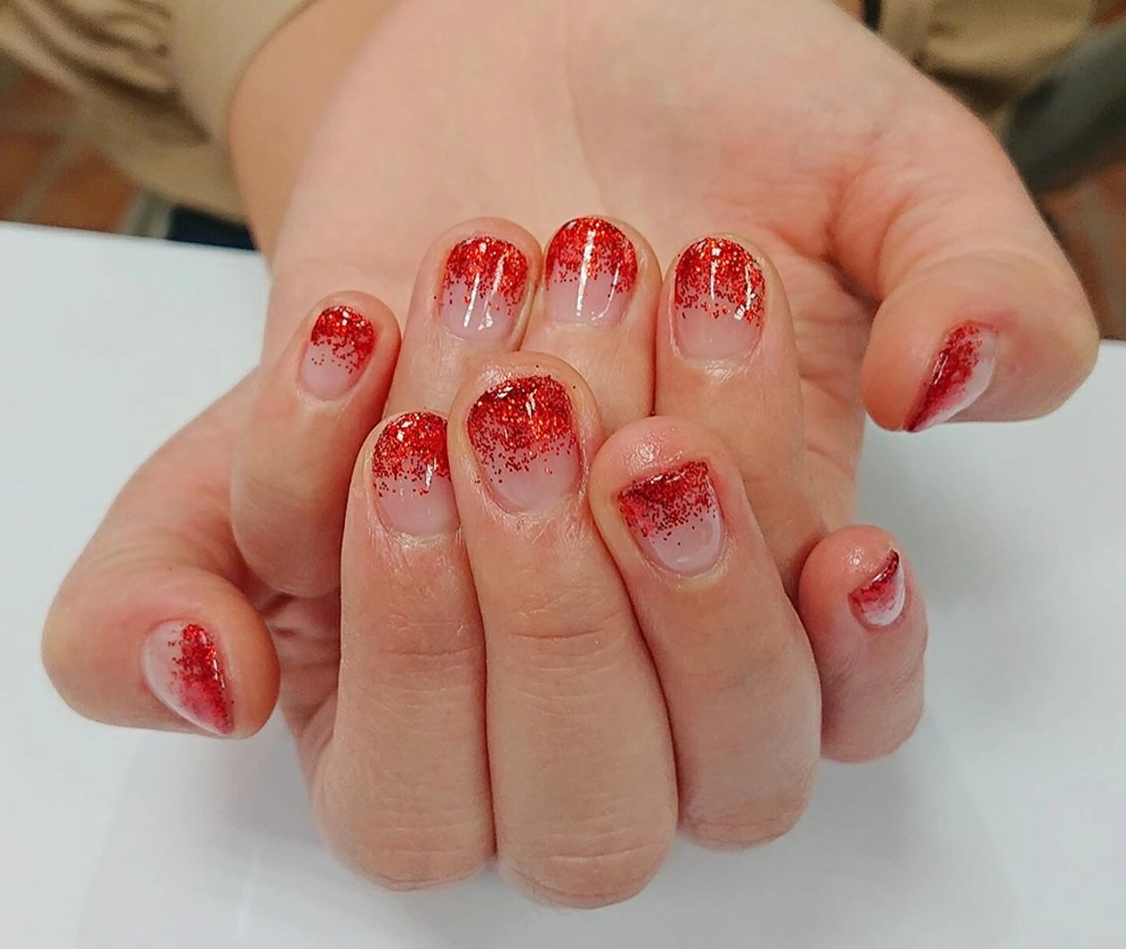 ネイル グラデーション ラメ(グリッター) 赤色 🍒当日もOK🍒 𝑳𝑼𝑵𝑨花井のネイルデザイン