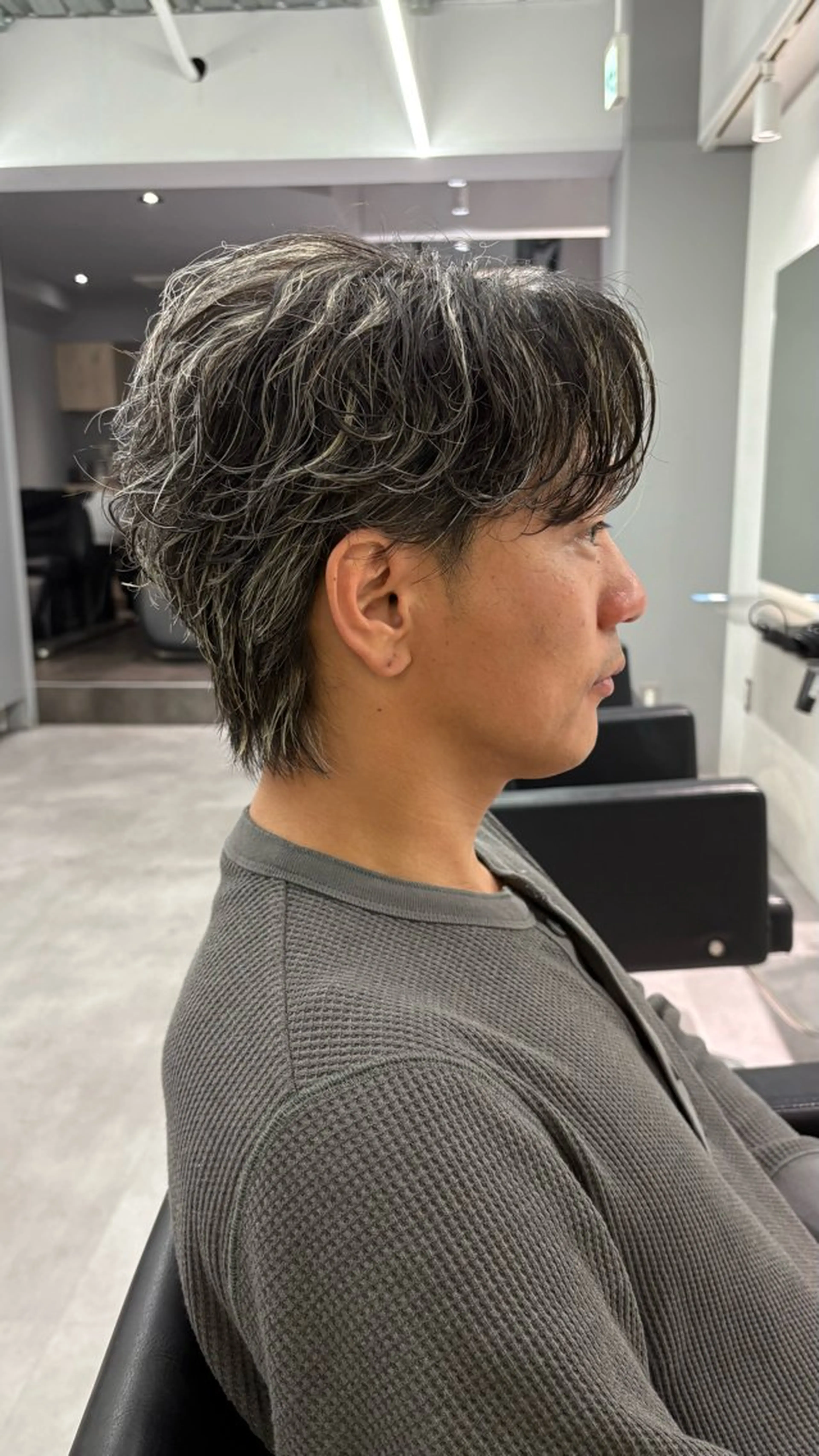 ミディアム カラー パーマ メンズ ミディアムパーマ フェザーパーマ メンズハイライト メンズパーマ ハイライトカラー カット ヘアカラー パーマ 高橋 周のヘアスタイル