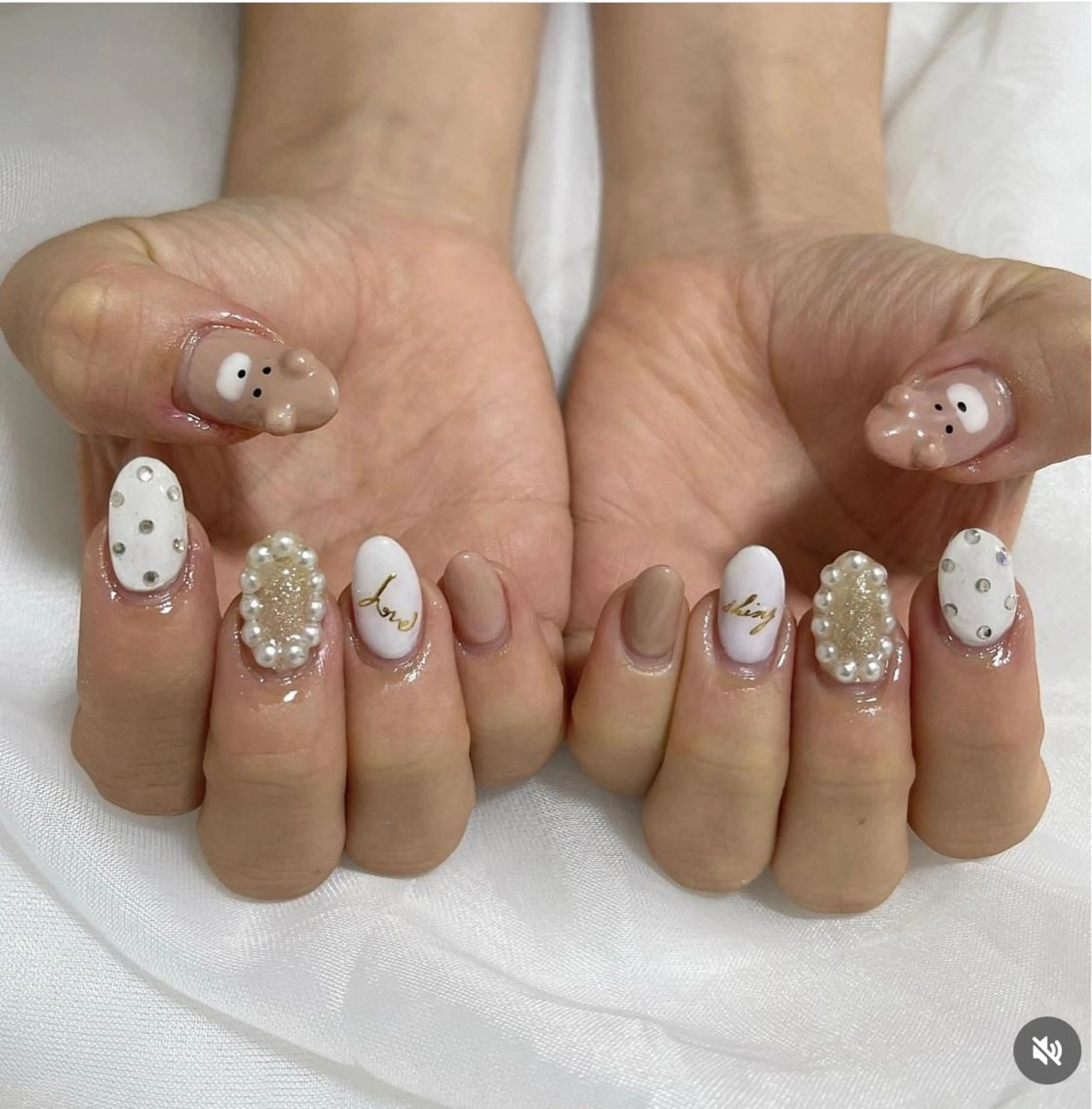 ネイル 𝓇𝒶𝓃𝒶𝓃 𝓃𝒶𝒾𝓁のネイルデザイン