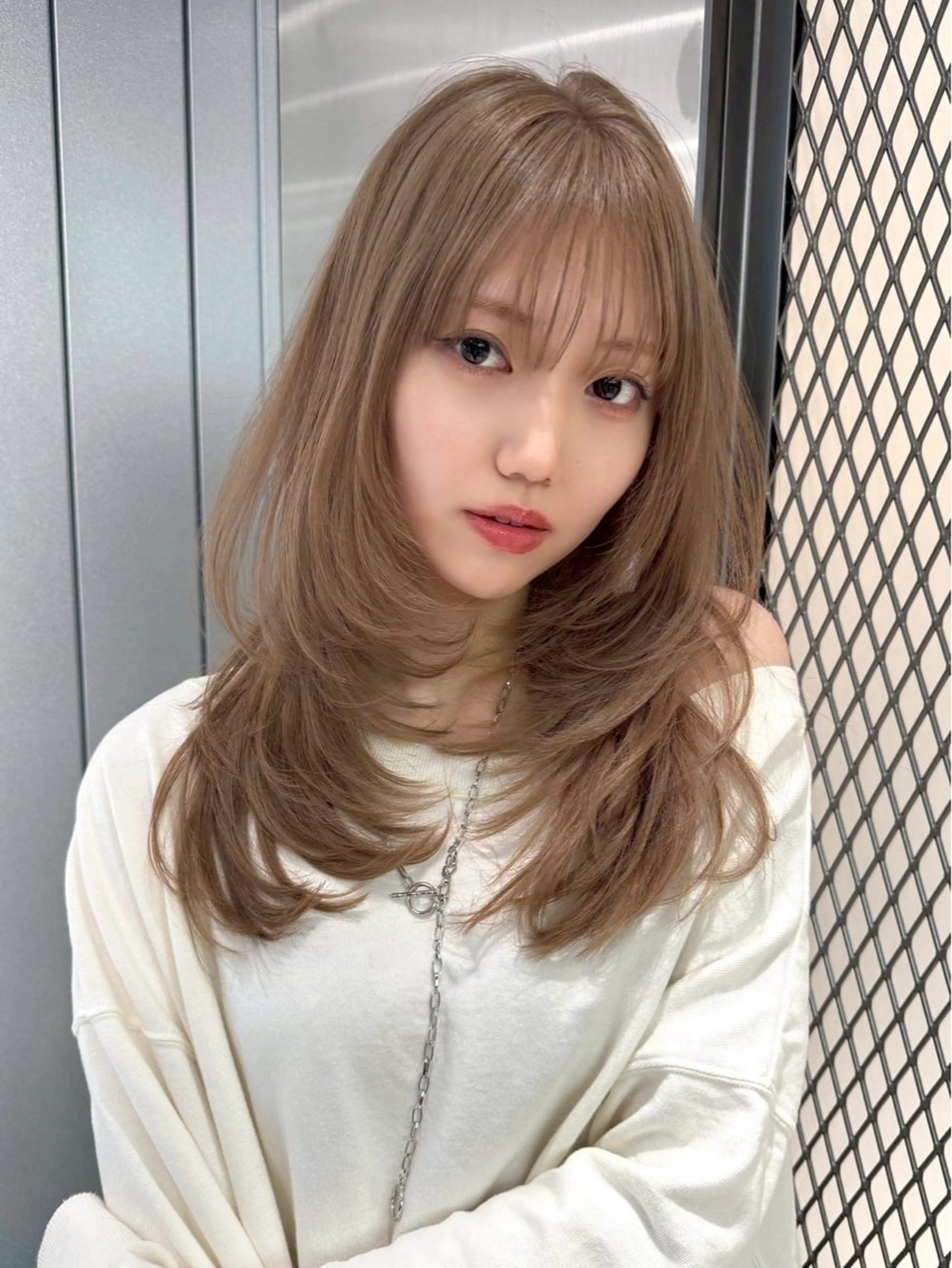 セミロング 顔まわりレイヤー 顔周りカット ハイレイヤー レイヤーカット ローレイヤー カット ヘアカラー MOMOHA/ 🍑レイヤーカットのヘアスタイル