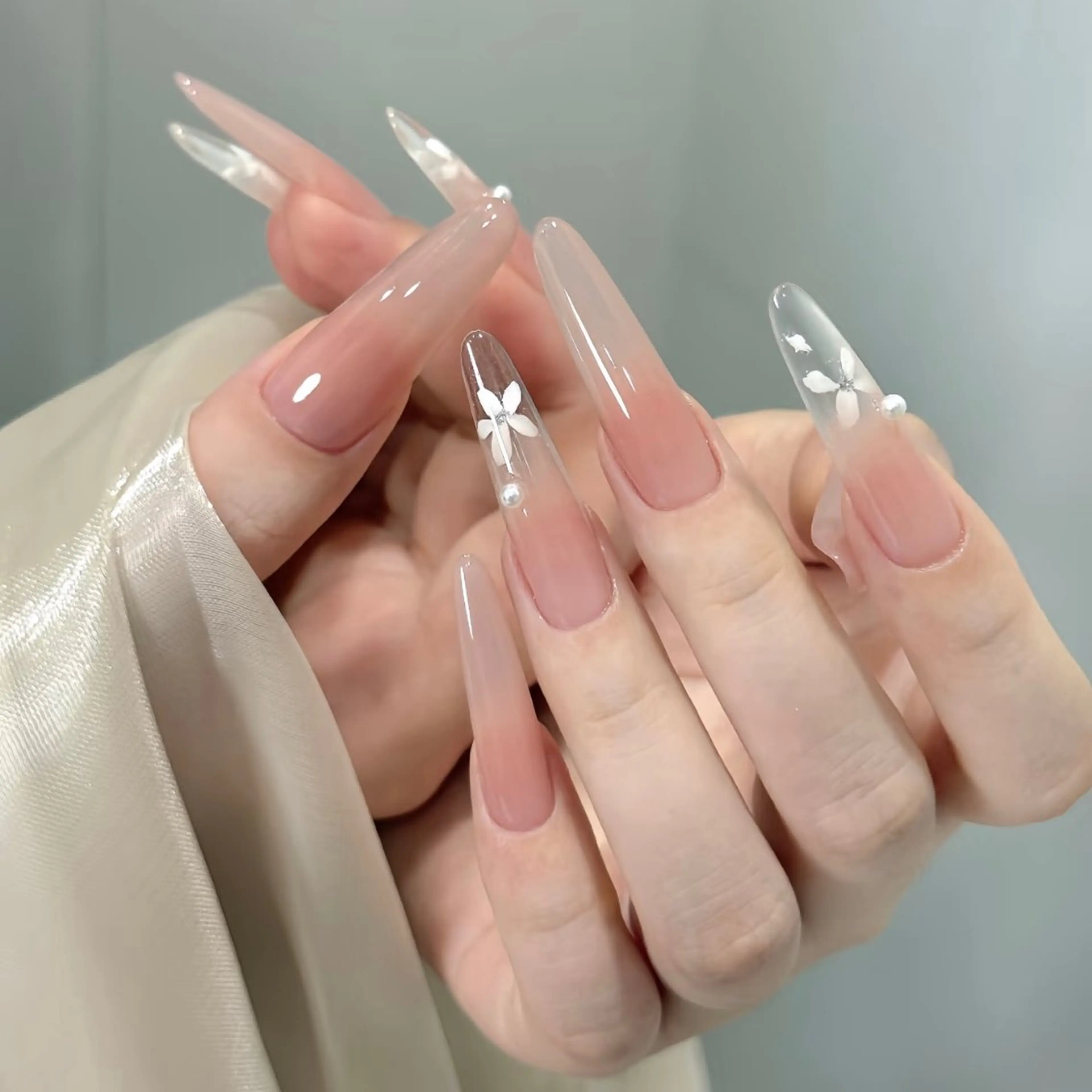 ネイル フレンチネイル ジェルネイル ガーリー グラデーション キラキラネイル Liora nail スカルプ専門店のネイルデザイン