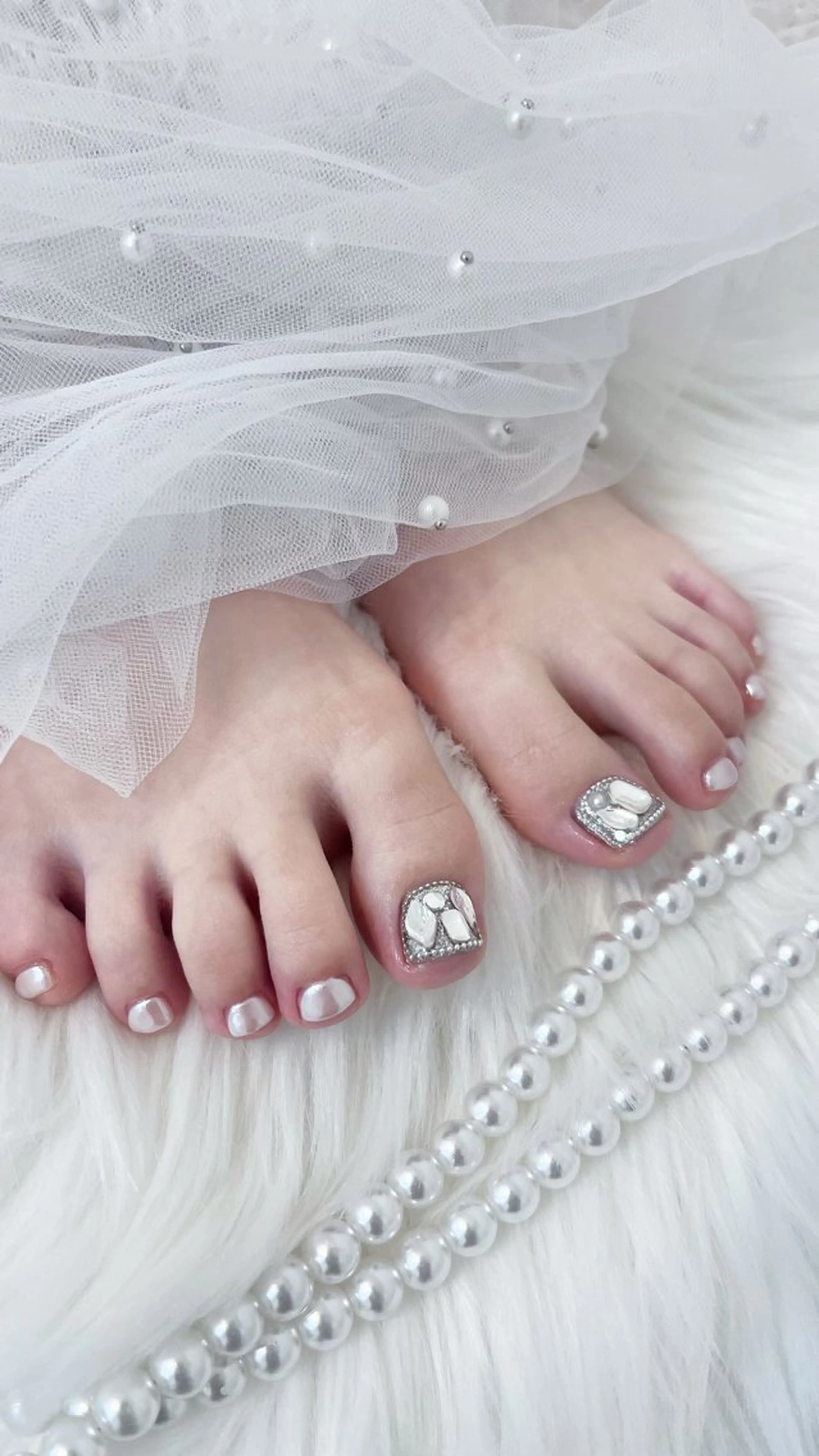ネイル ミラーネイル ホワイト フットネイル Lunasis/ Kiraraのネイルデザイン