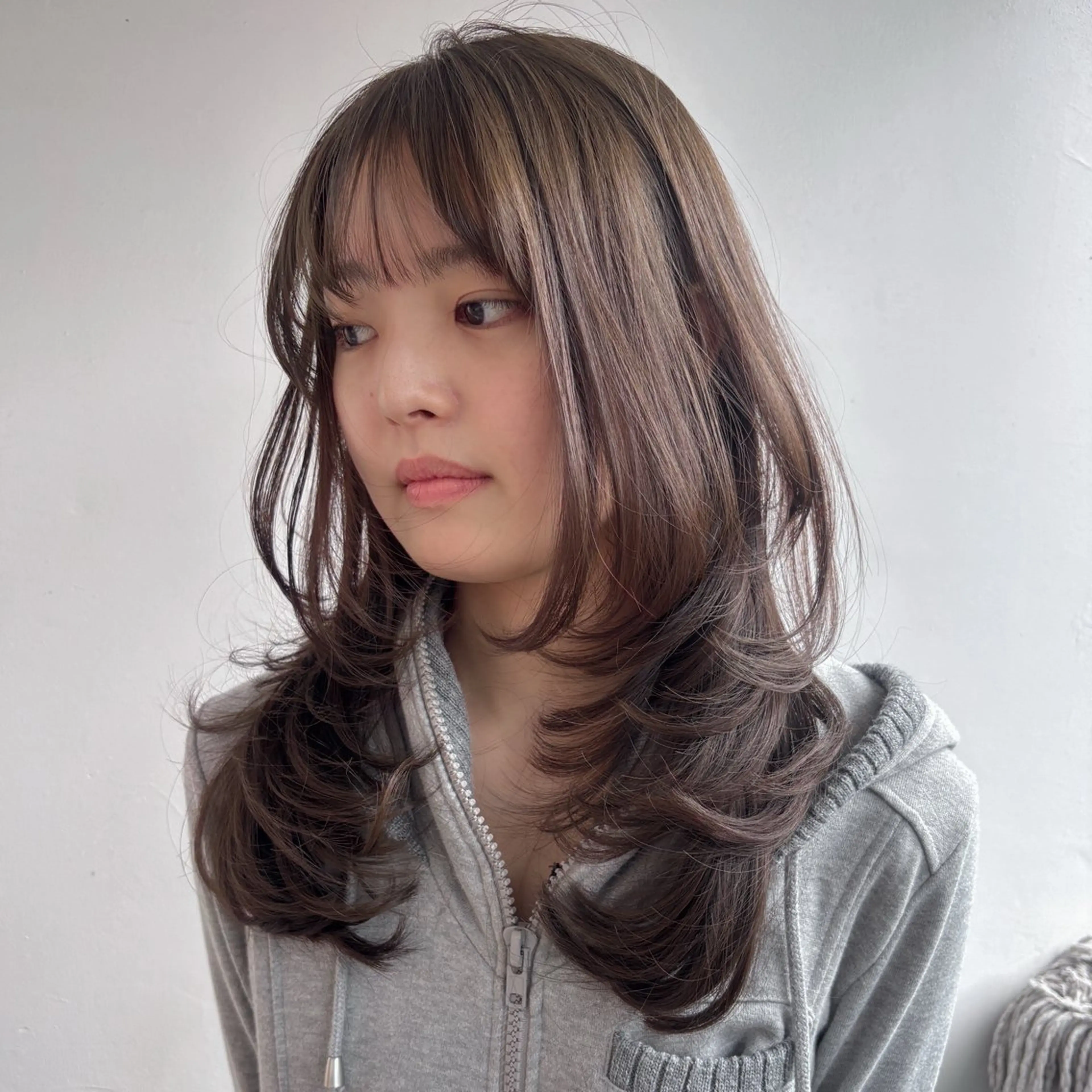 ミディアム カラー アッシュ アッシュブラウン ブラウンカラー レイヤーカット 艶カラー🫧 猿渡 響のヘアスタイル