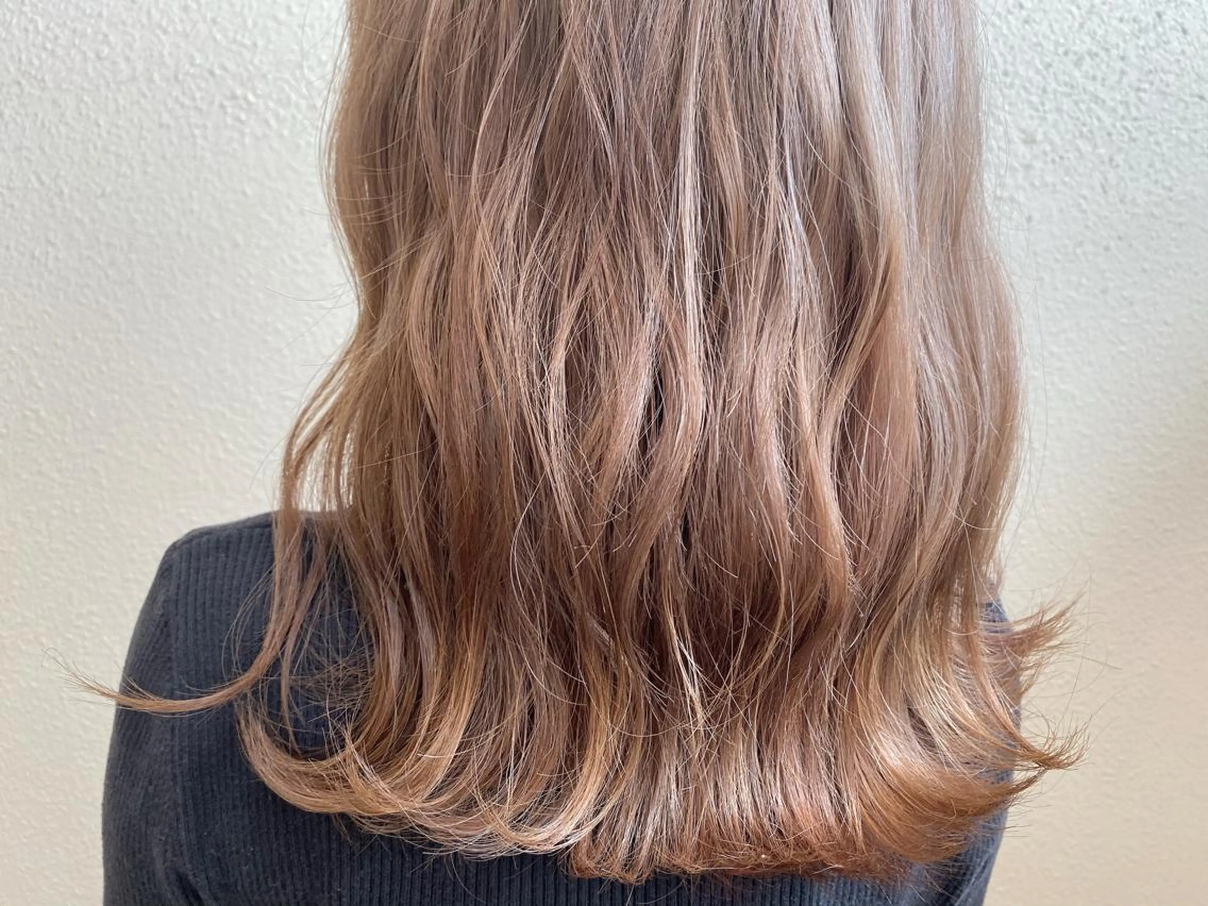 ミディアム カラー ベージュカラー ハイトーンカラー ハイトーンベージュ カット ヘアカラー トリートメント 半個室女性salon 🩰Natsumiのヘアスタイル