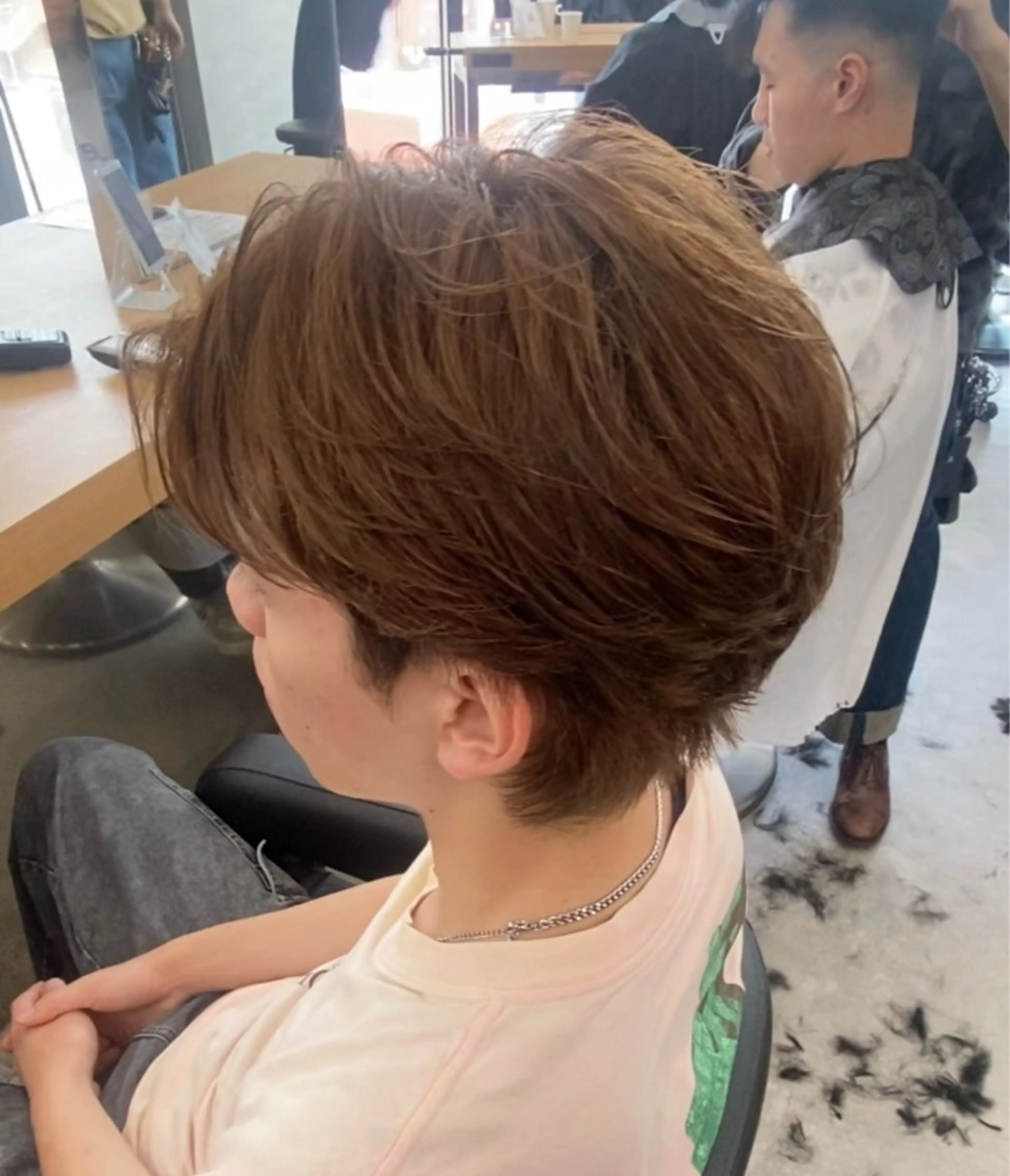 カラー パーマ メンズ センターパート フェザーパーマ メンズハイライト メンズメッシュ マッシュ 福井祥太／海外風 /プードルパーマのヘアスタイル