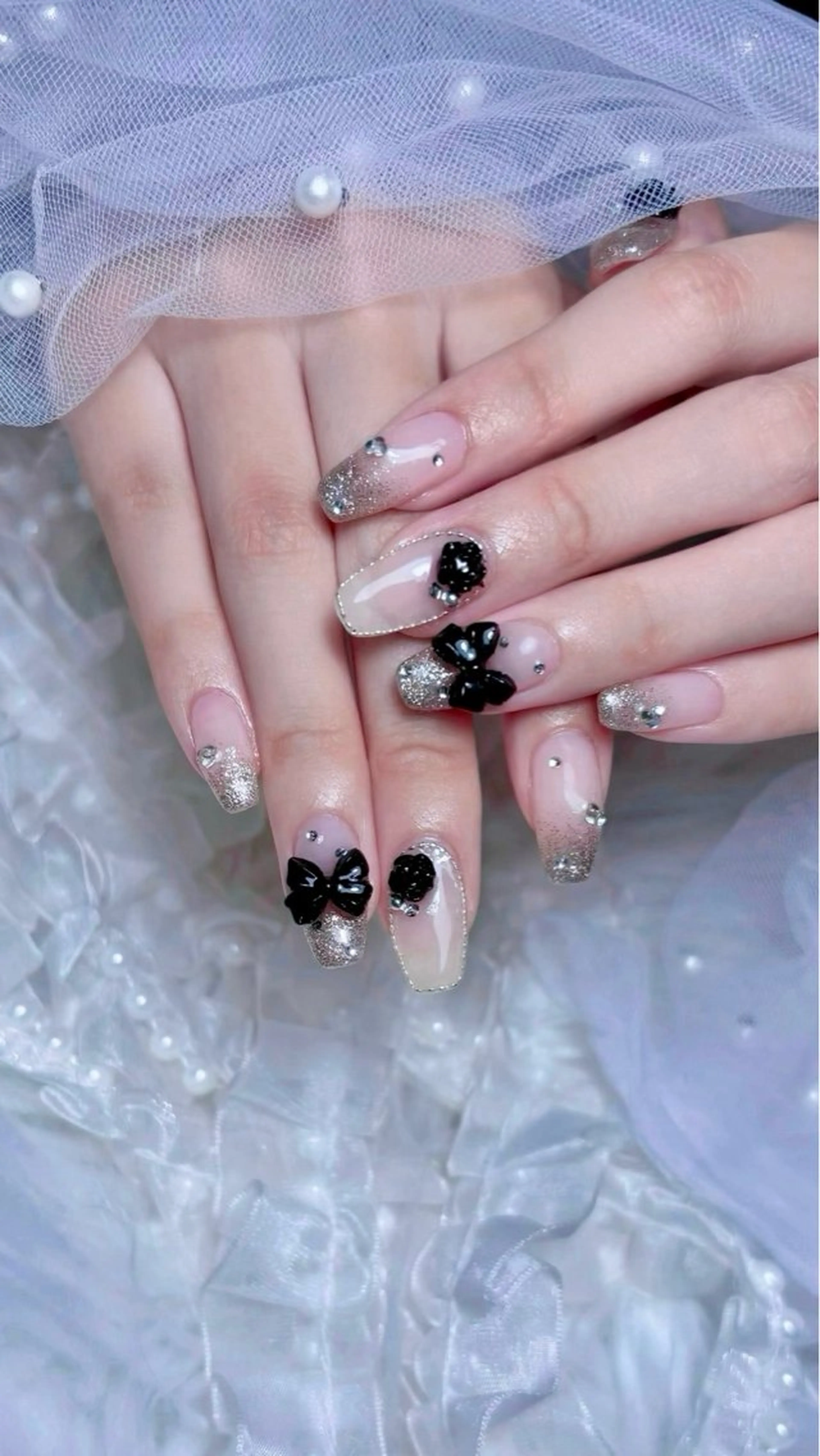 ネイル ガーリー キラキラネイル ハンドネイル 𝑬𝑹𝑰𝑲𝑨 𓂃🎀𓈒𓏸のネイルデザイン