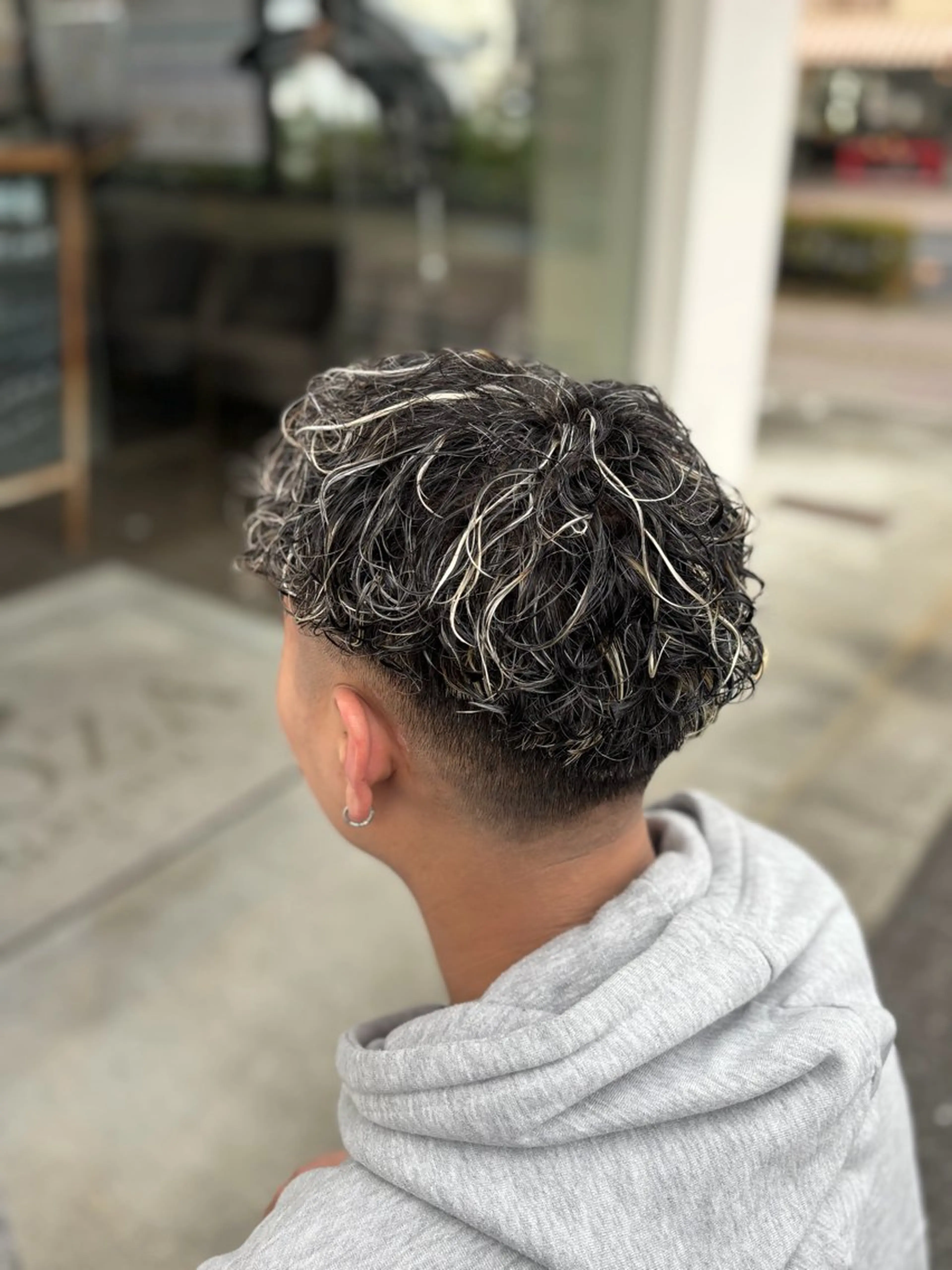 カラー パーマ メンズ メンズメッシュ メンズパーマ メッシュ シルバー ホワイトシルバー 落海 風花のヘアスタイル