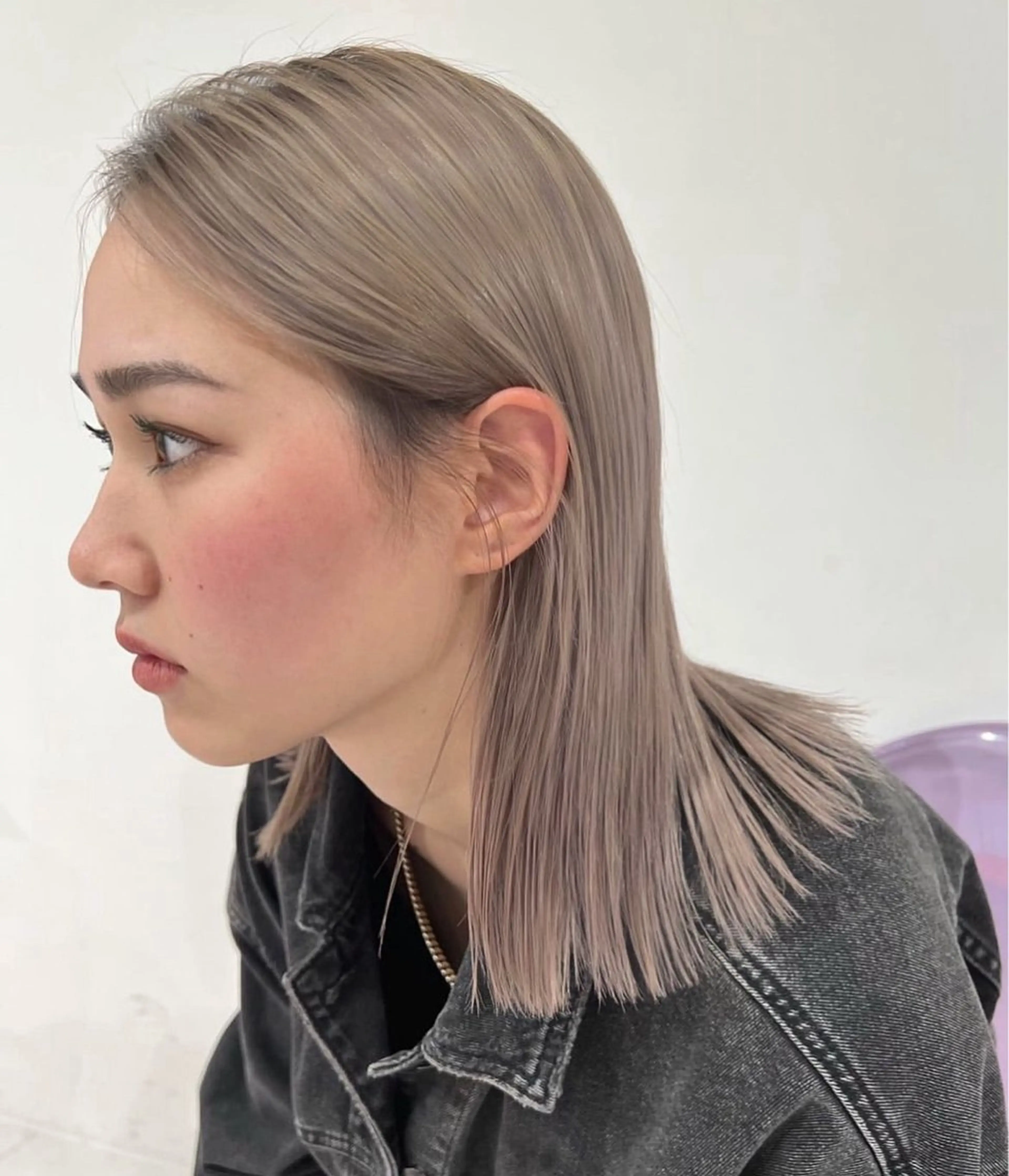 ミディアム カラー ベージュカラー ブリーチ ラベンダーカラー ラベンダーベージュ MOE 透明感カラーのヘアスタイル