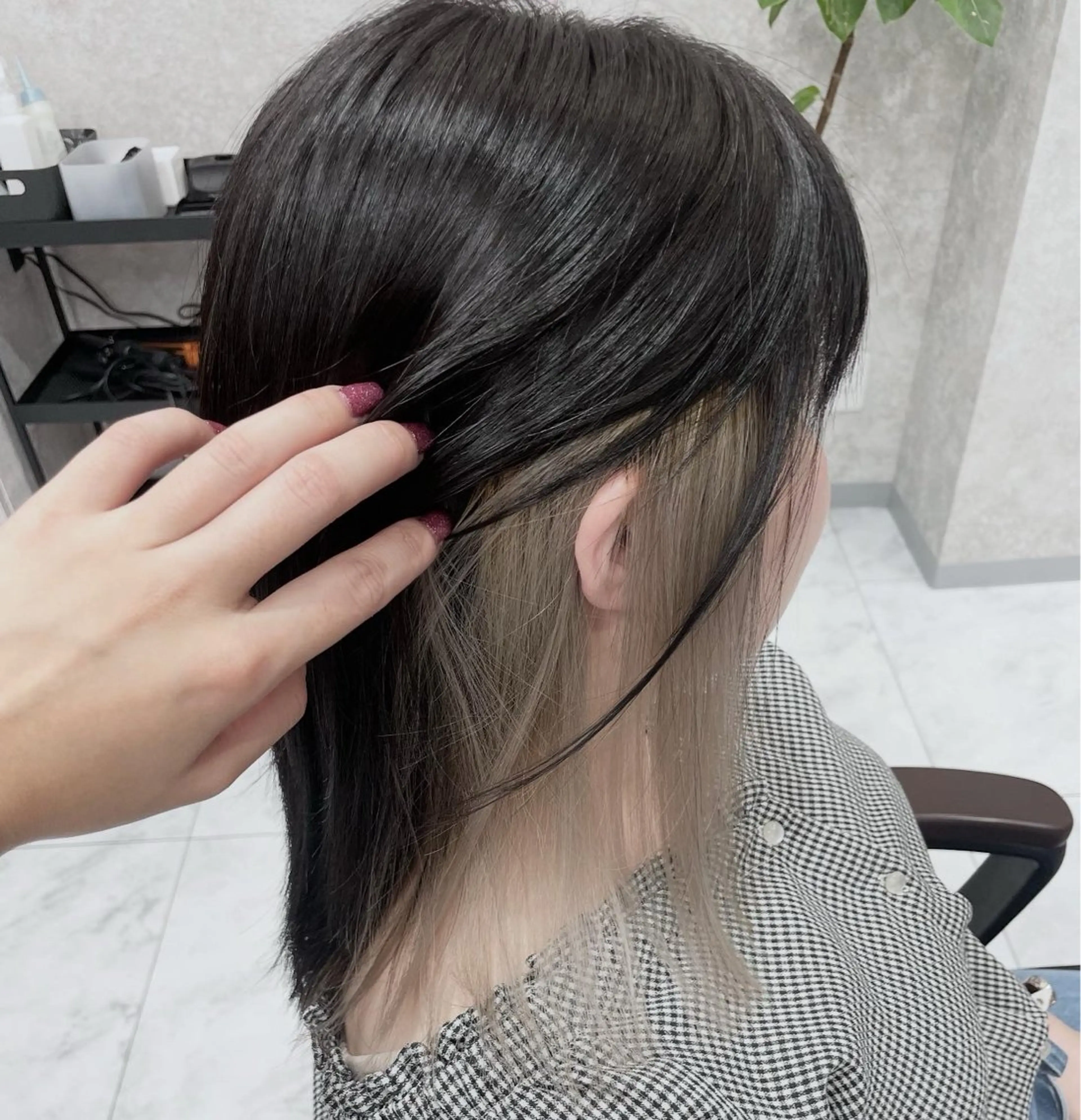 ☘️イヤリング.フェイスフレーミングカラー☘️ポイントブリーチ１回＋全体オンカラー【前処理剤.ケア剤付き✨️】の写真