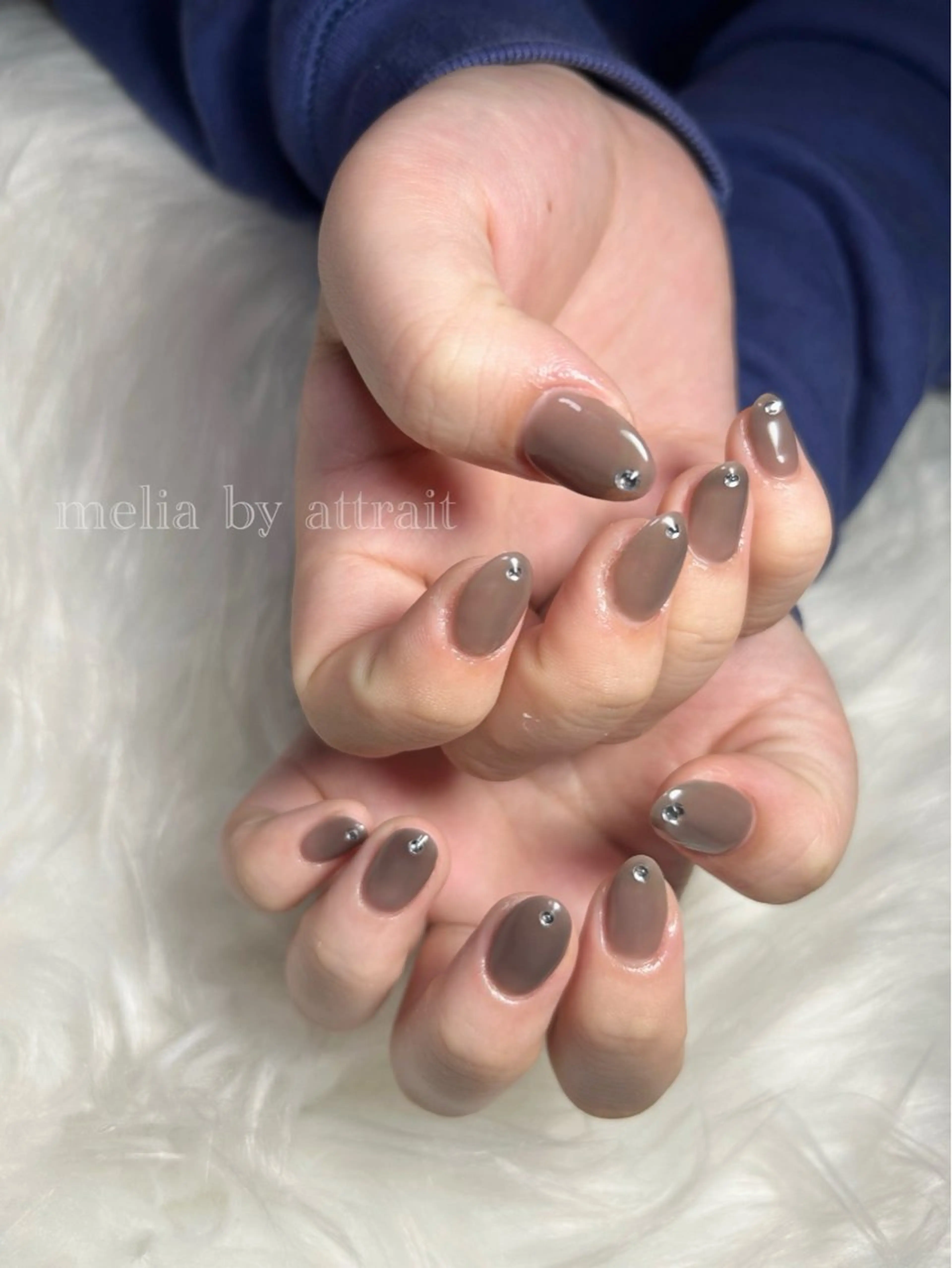 ネイル オフィスネイル シンプルネイル ストーンネイル Melia by attrait🌿杏のネイルデザイン
