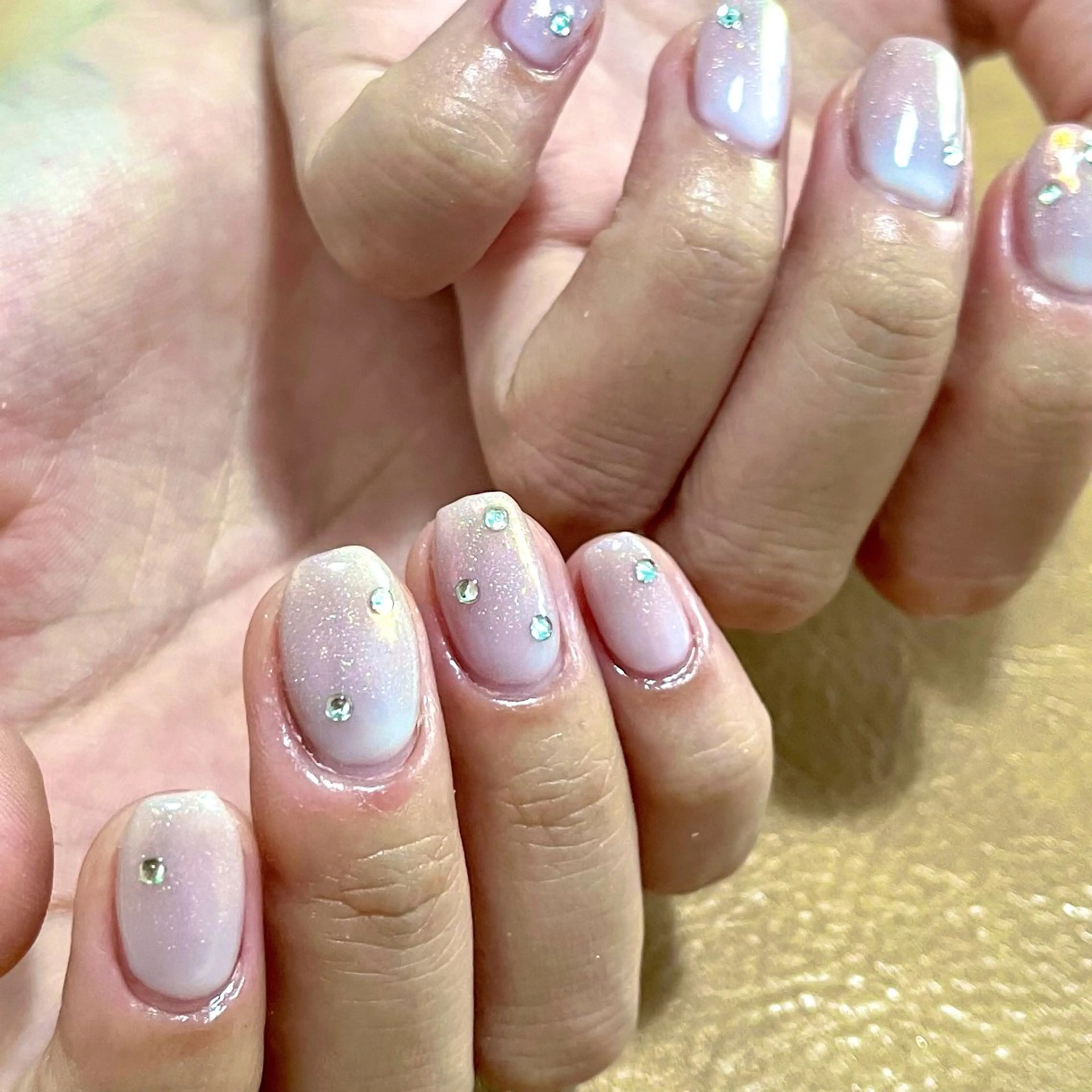 ネイル オーロラネイル グラデーション ラメ(グリッター) ラメグラデーション ストーンネイル ネイルサロン kupuのネイルデザイン