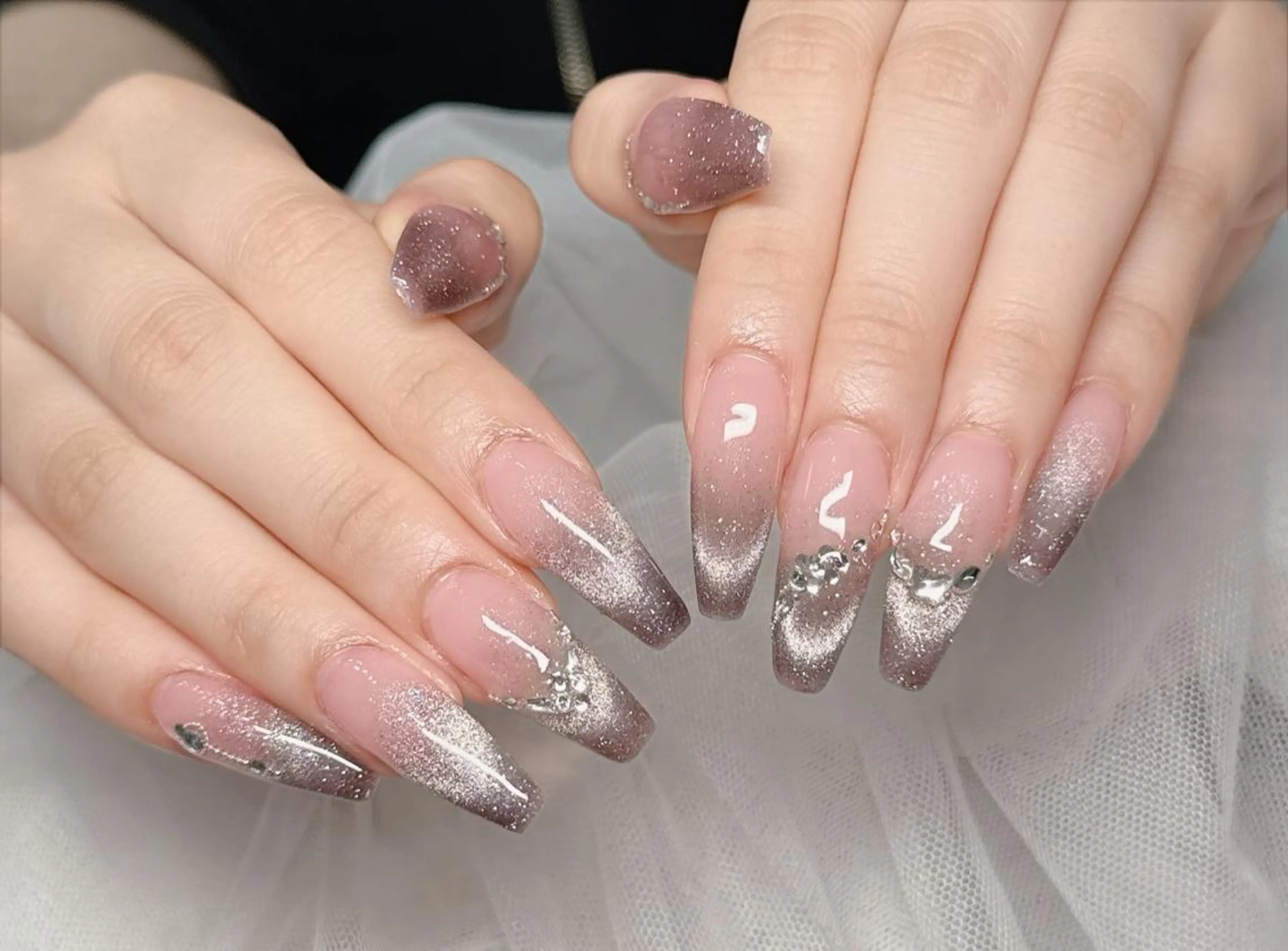 ロング 韓国風ヘア ハンドネイル ニュ クインのネイルデザイン