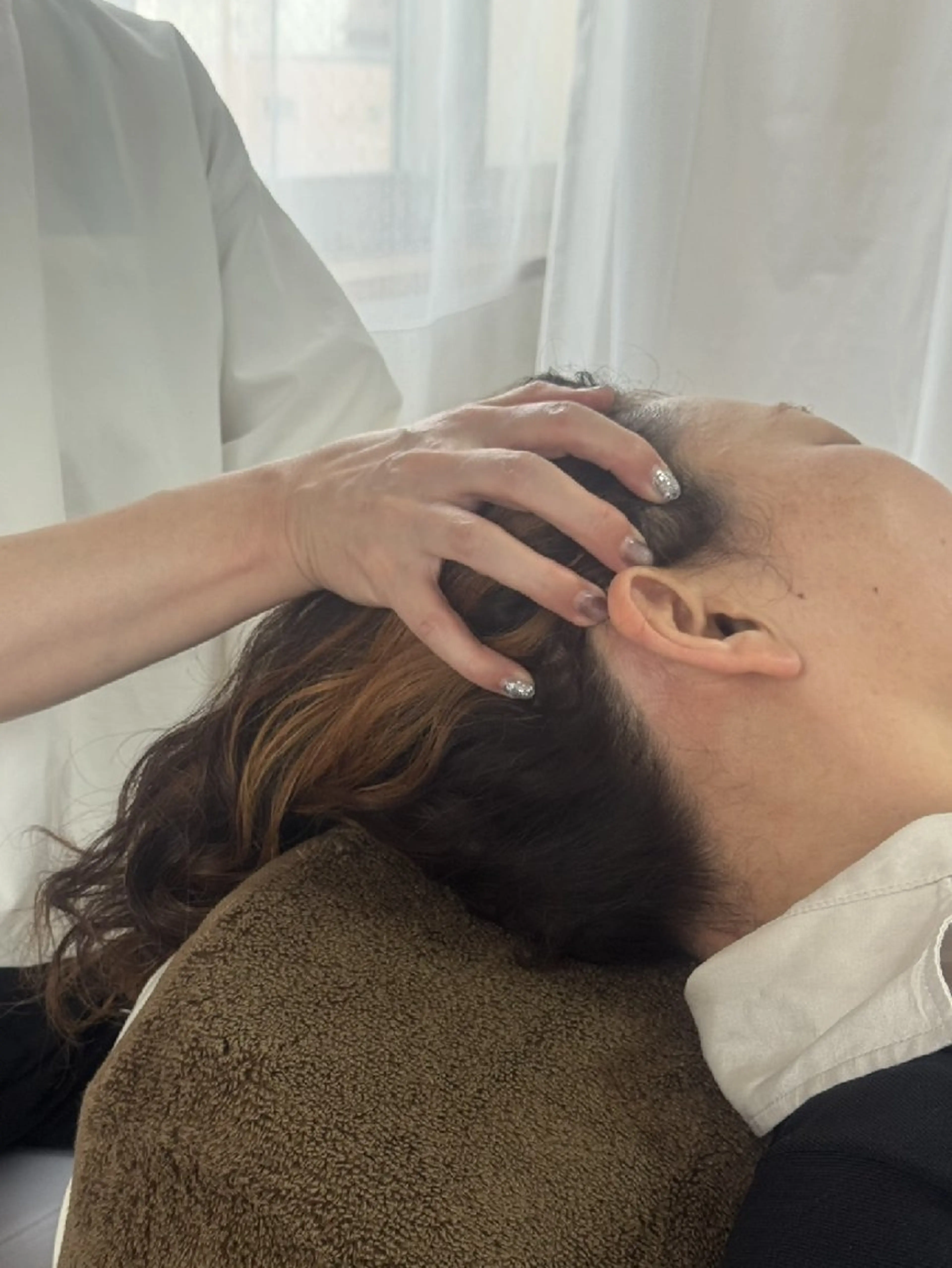 🚨スマホ&パソコン💻疲れに🥺🚨ドライヘッドスパマッサージ🫧+耳ツボジュエリー💎《片耳3粒》《両耳6粒》の写真