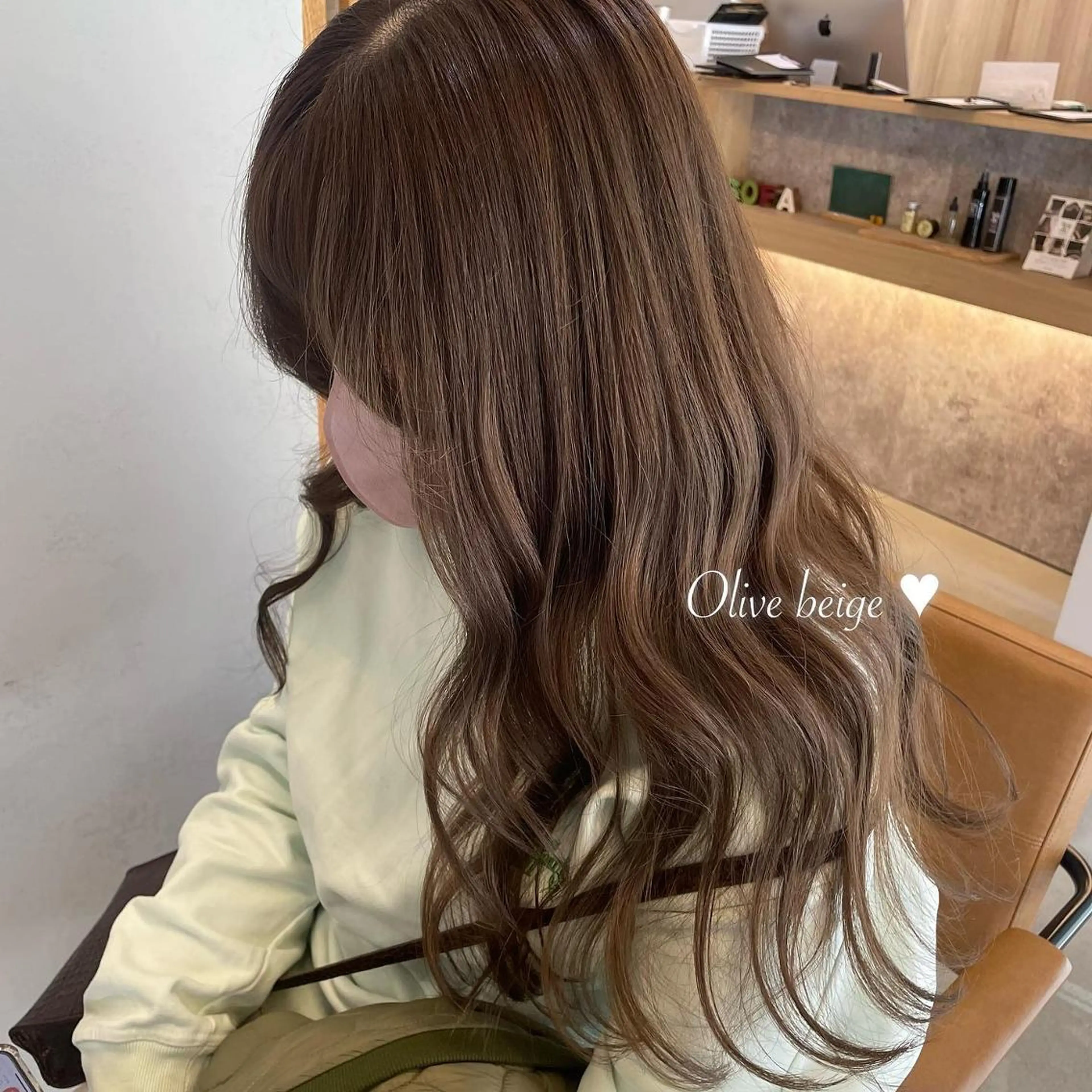 カラー ヘアアレンジ ベージュカラー ブリーチ 透明感カラー ブリーチなしカラー オリーブベージュ 𝙢𝙞𝙮𝙪🎀 girly hairのヘアスタイル