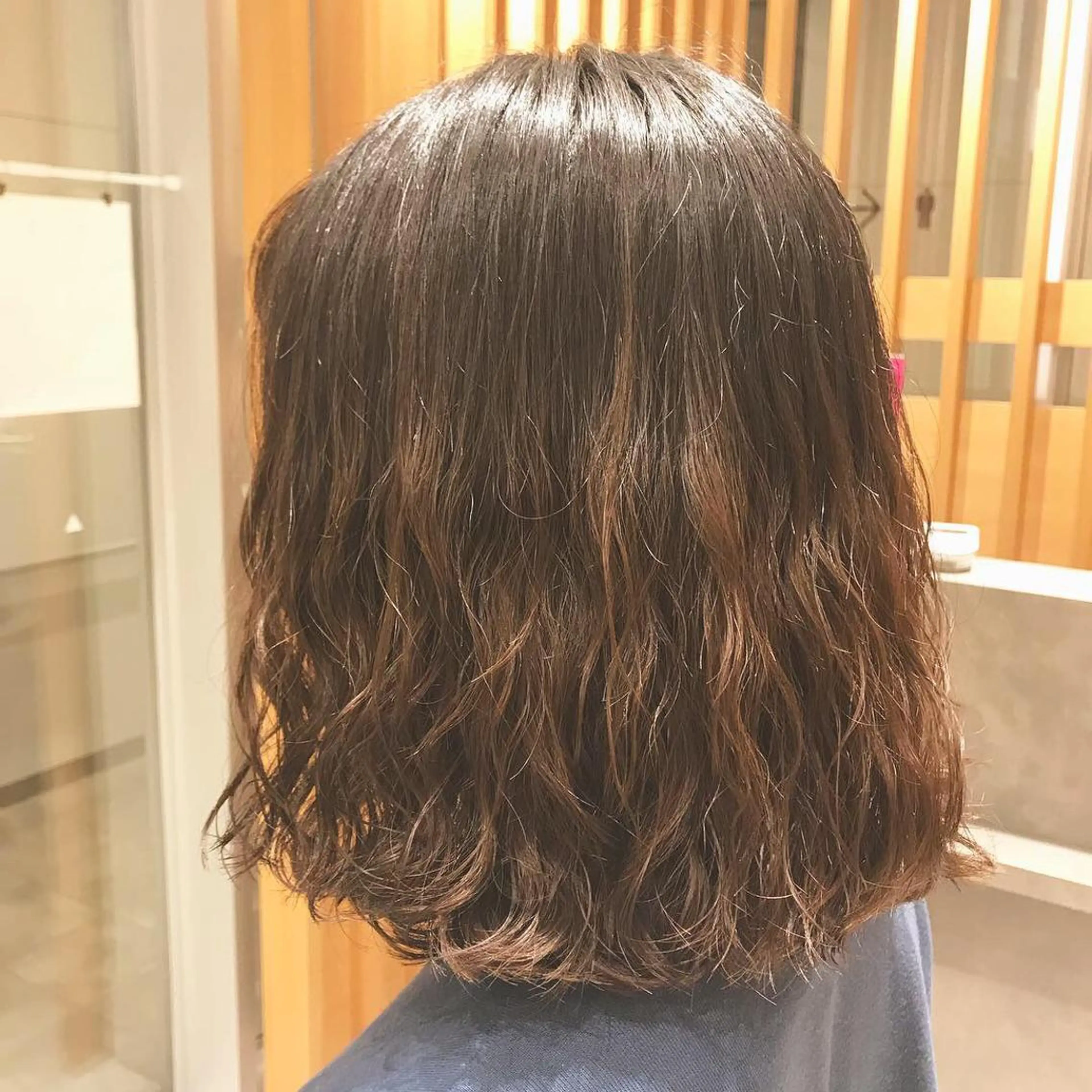ミディアム パーマ ミディアムパーマ 外ハネヘア デジタルパーマ カット パーマ トリートメント 大場 優のヘアスタイル