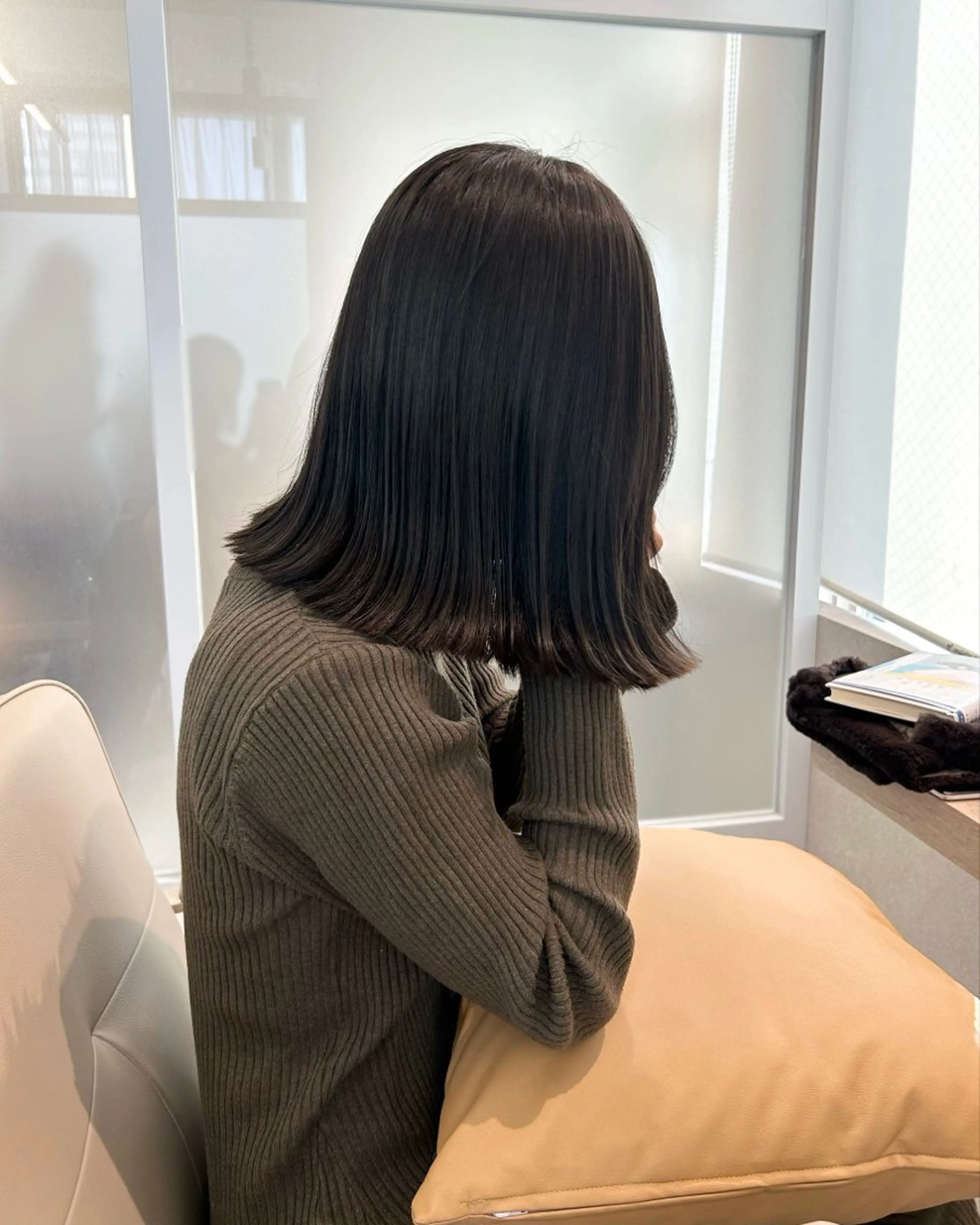 ショート オリーブ/アッシュ やわらか透明感カラーのヘアスタイル