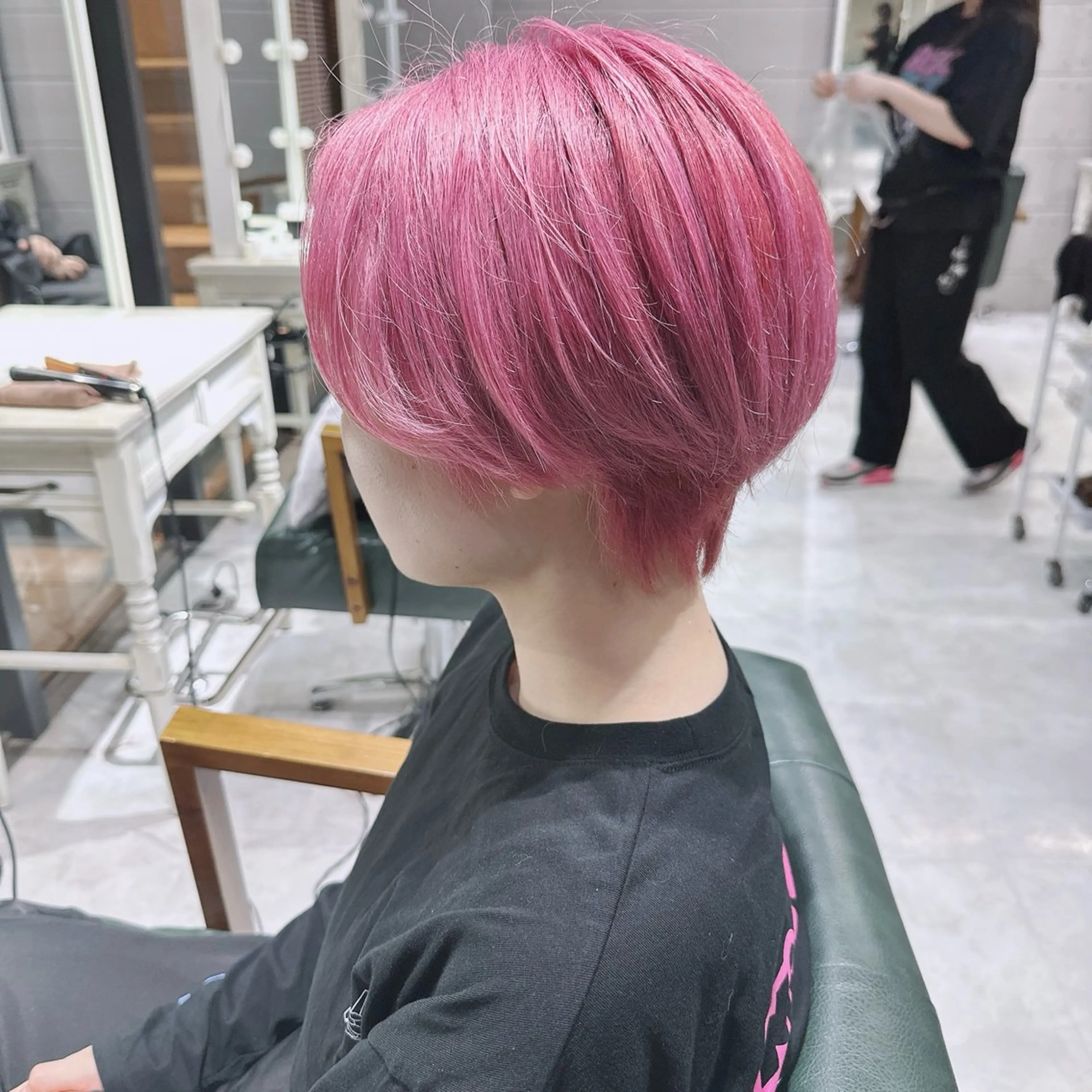 ショート カラー ブリーチ デザインカラー ハイトーンカラー ピンクカラー ホワイトピンク ヘアカラー トリートメント DAYS Men’sのヘアスタイル