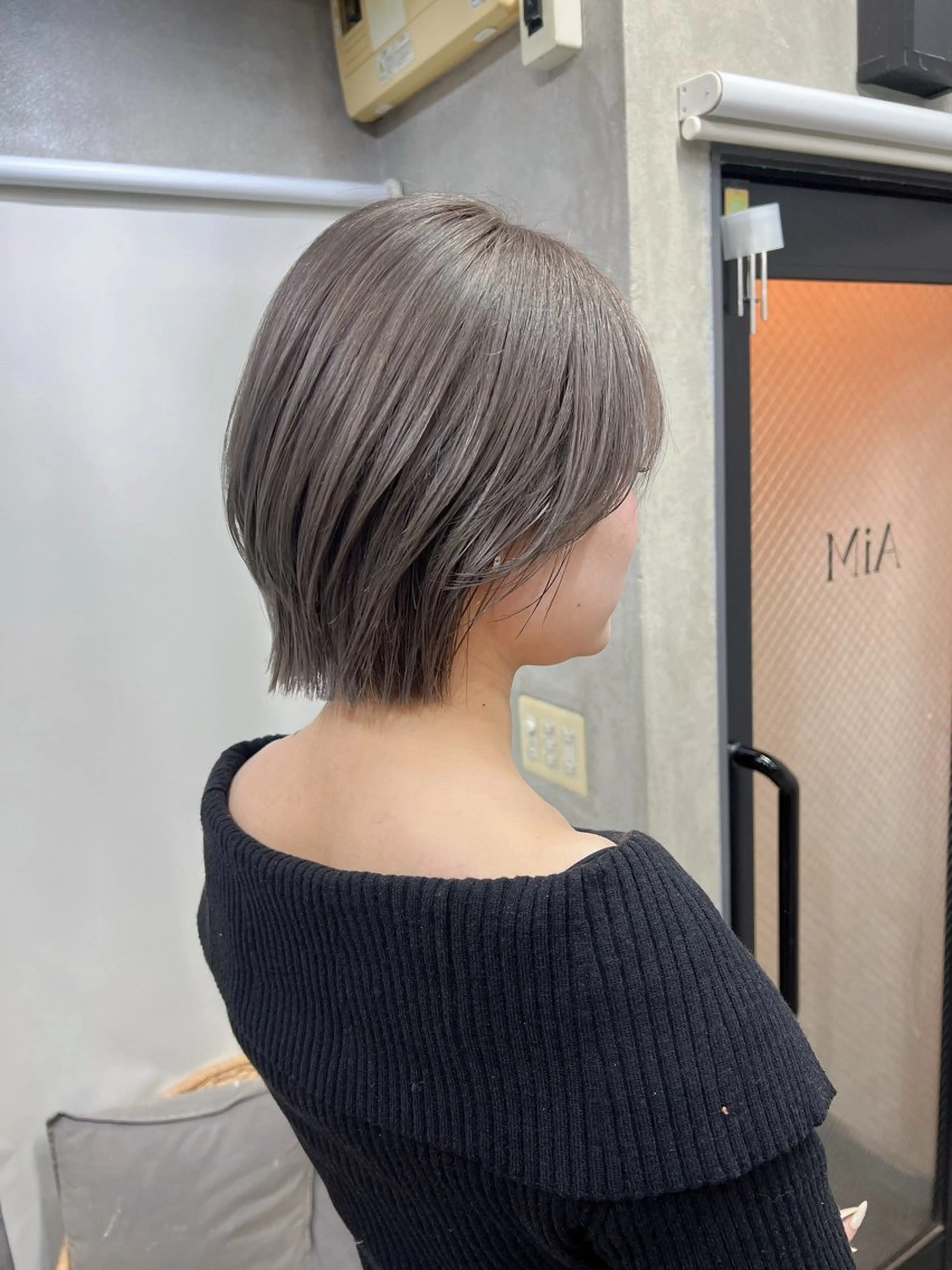 ショート カラー ボブレイヤー 透明感カラー ボブ レイヤーカット カット ヘアカラー YUI ハイトーンカラーのヘアスタイル