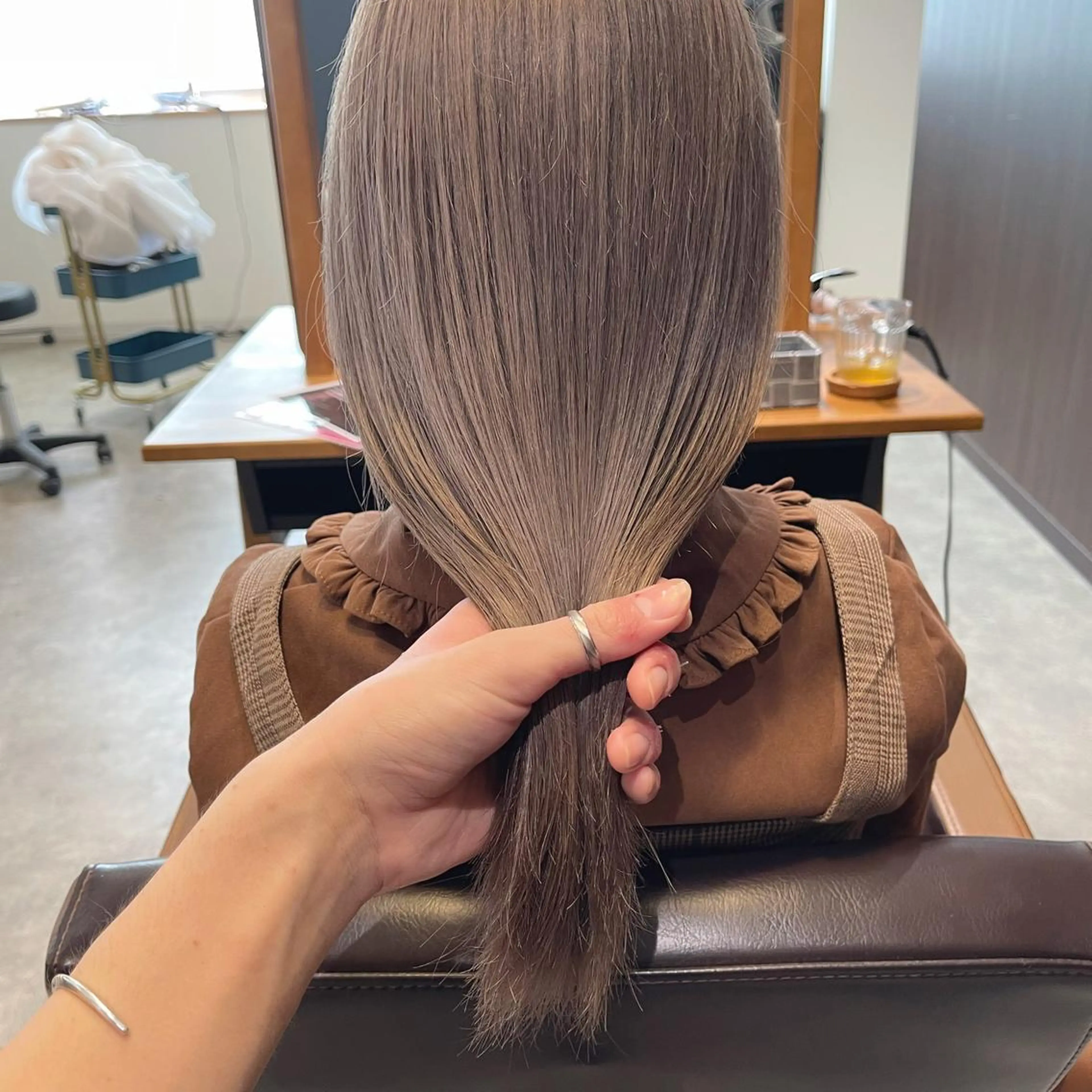 ミディアム カラー グレージュ ミルクティーグレージュ 清水 亮太／赤み消しカラーのヘアスタイル