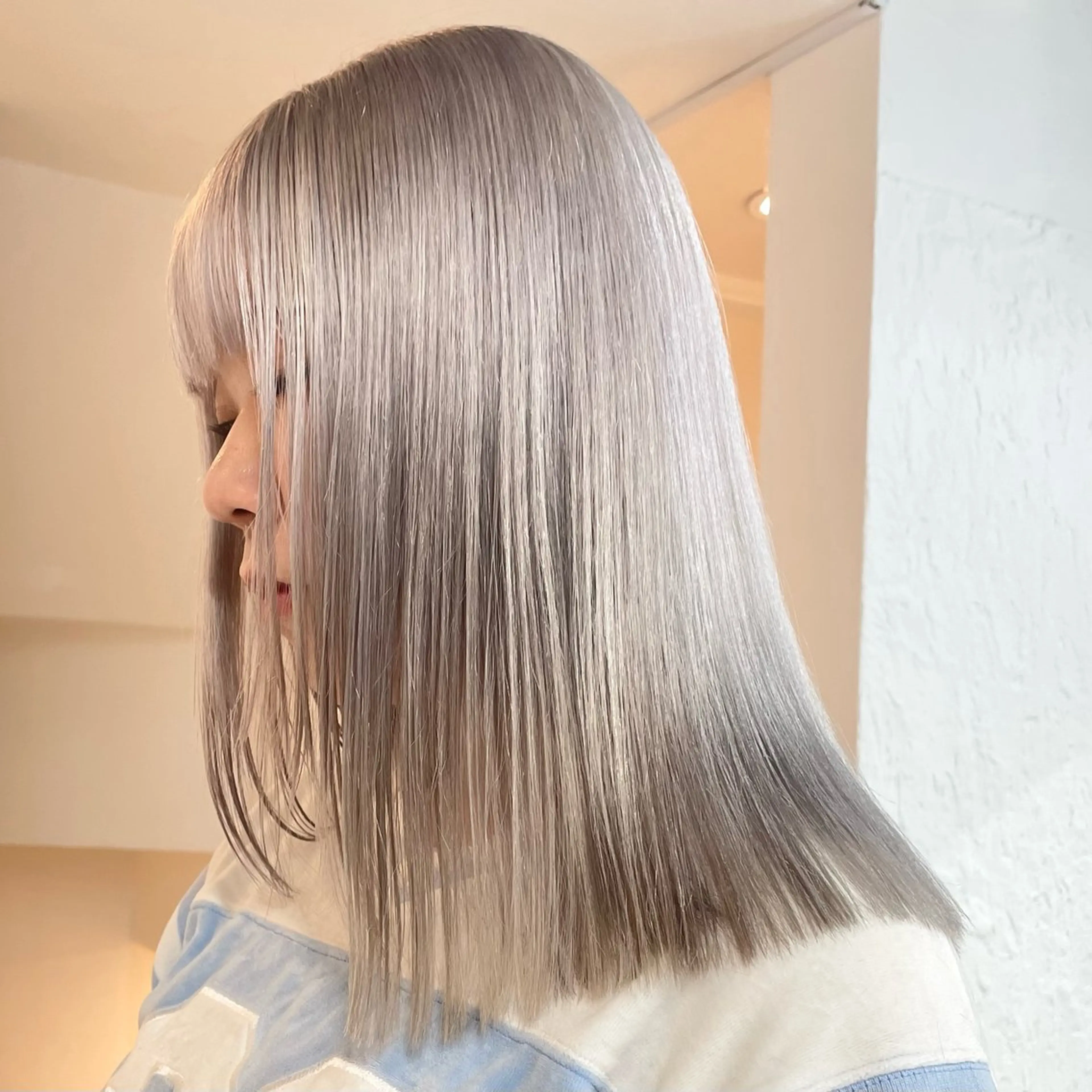 セミロング カラー ベージュカラー シルバー ホワイトベージュ ホワイトシルバー ヘアカラー トリートメント ヘアセット ハイトーン×レイヤー ／遠藤将太のヘアスタイル