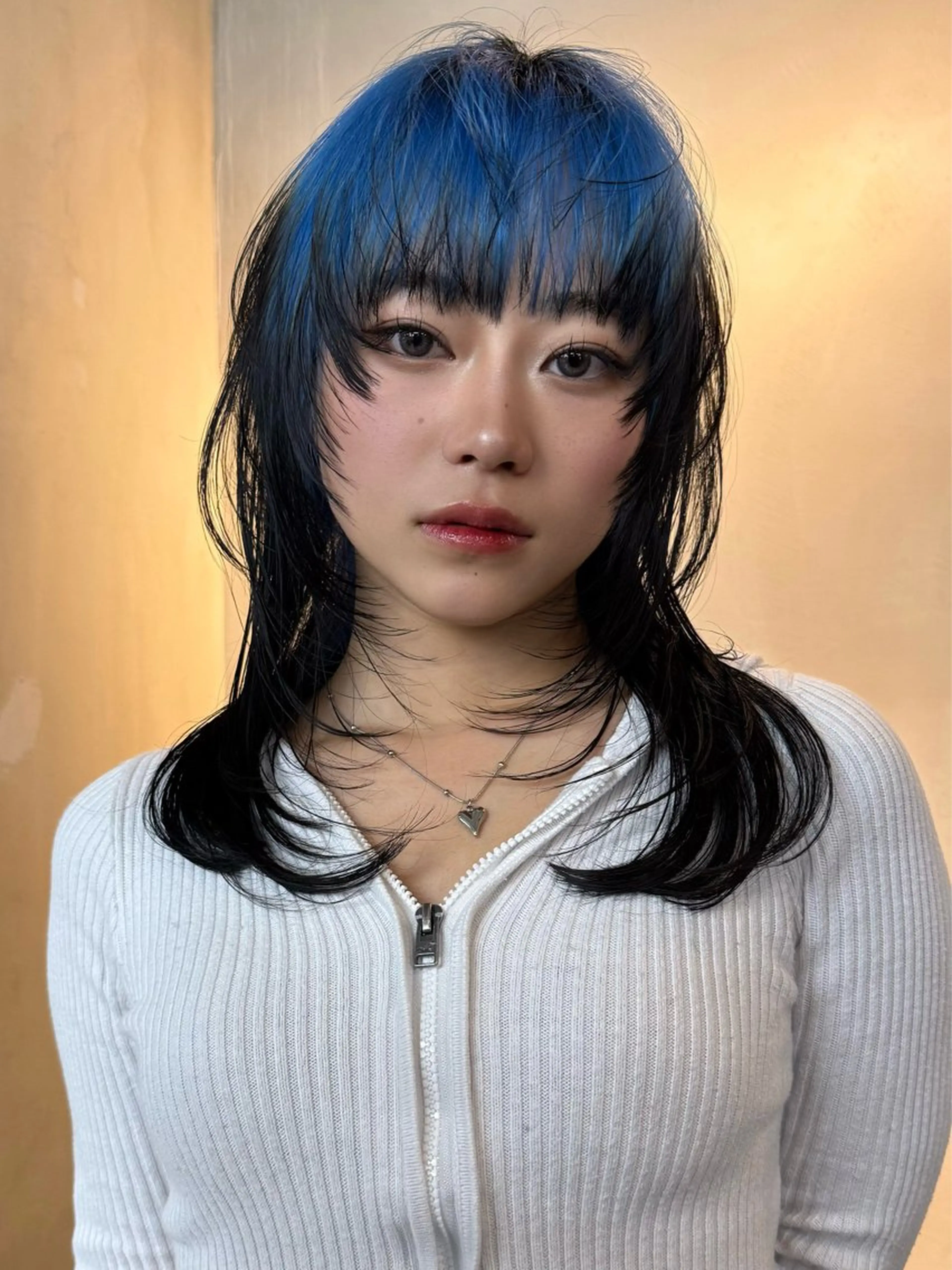 セミロング カラー イツク ⚡️ ルーツ/ハイトーンのヘアスタイル