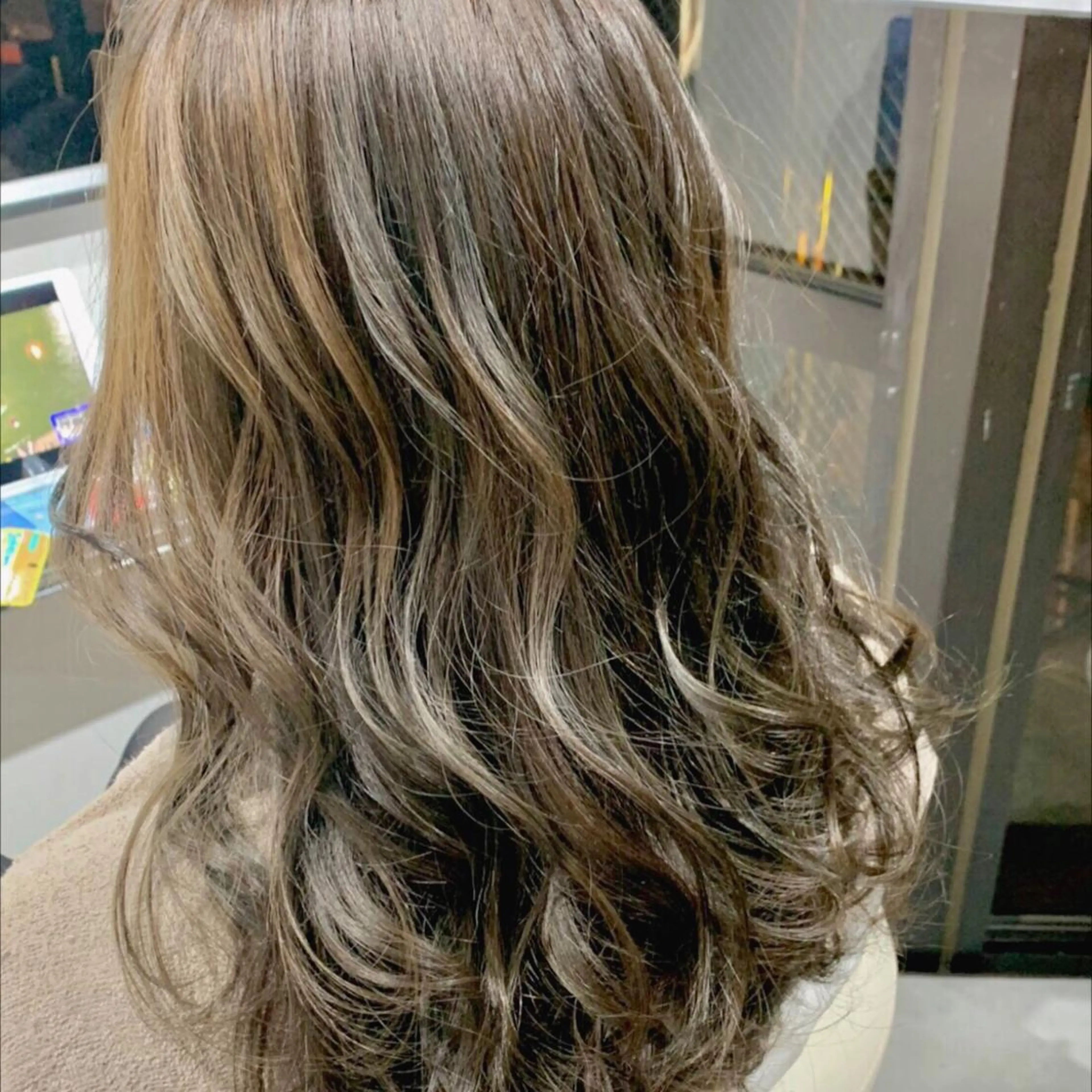 セミロング カラー ヘッドスパ シェアハピ ヤマモトのヘアスタイル