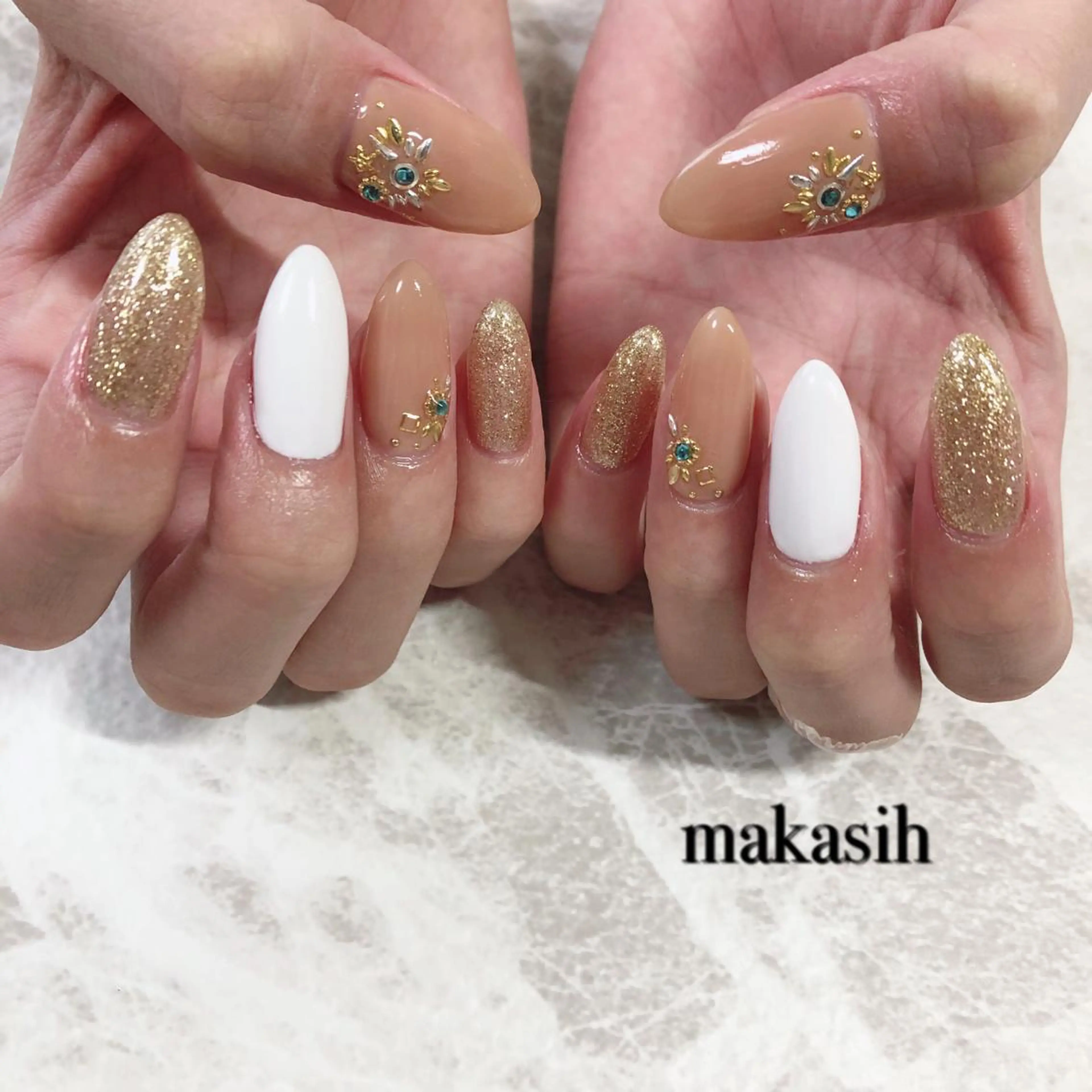 ネイル アートネイル ストーンネイル 夏ネイル ホワイト 濱田 美菜子のエステ・リラクイメージ