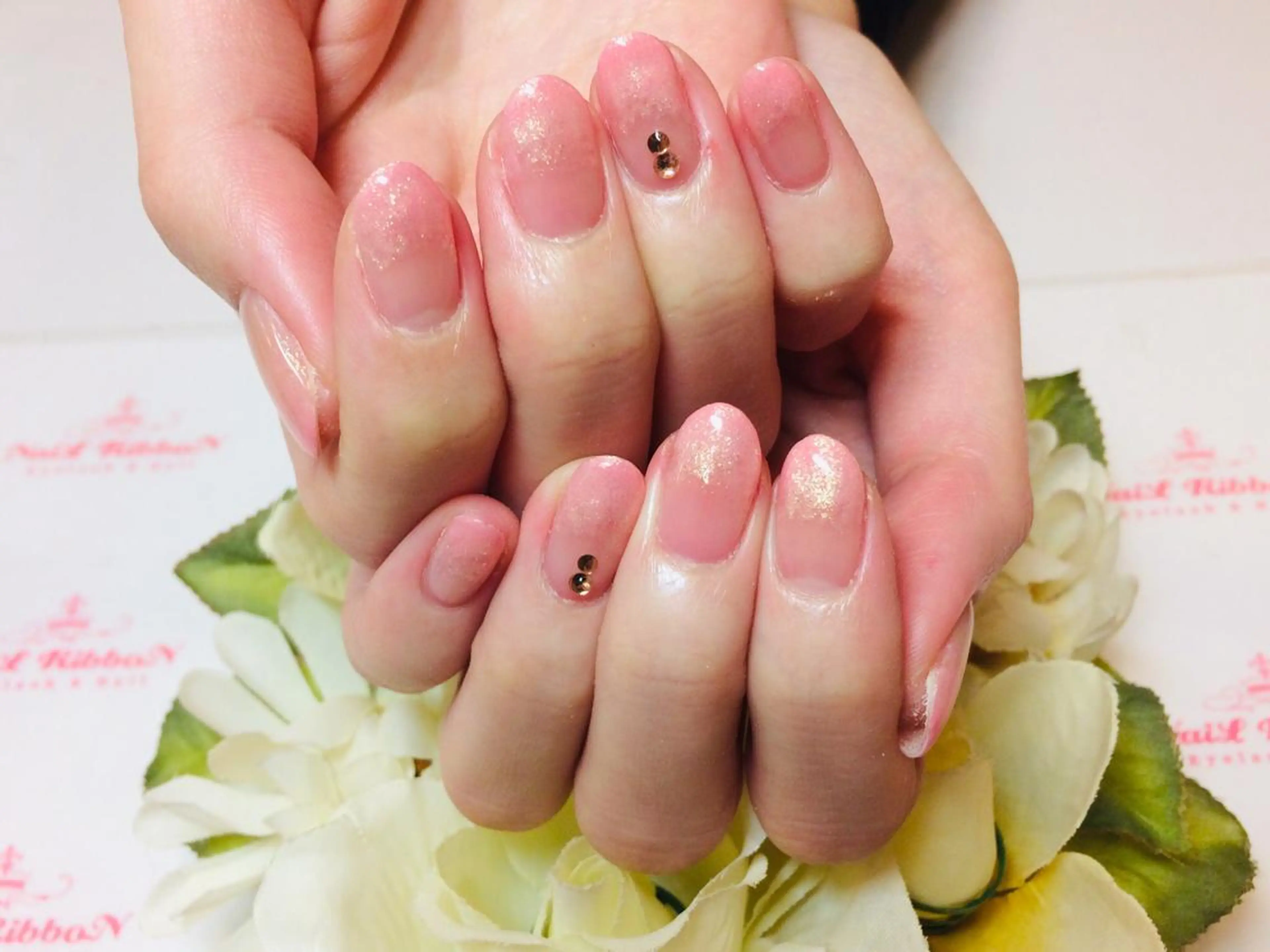 ネイル ストーンネイル ネイルリボン 受付スタッフのネイルデザイン