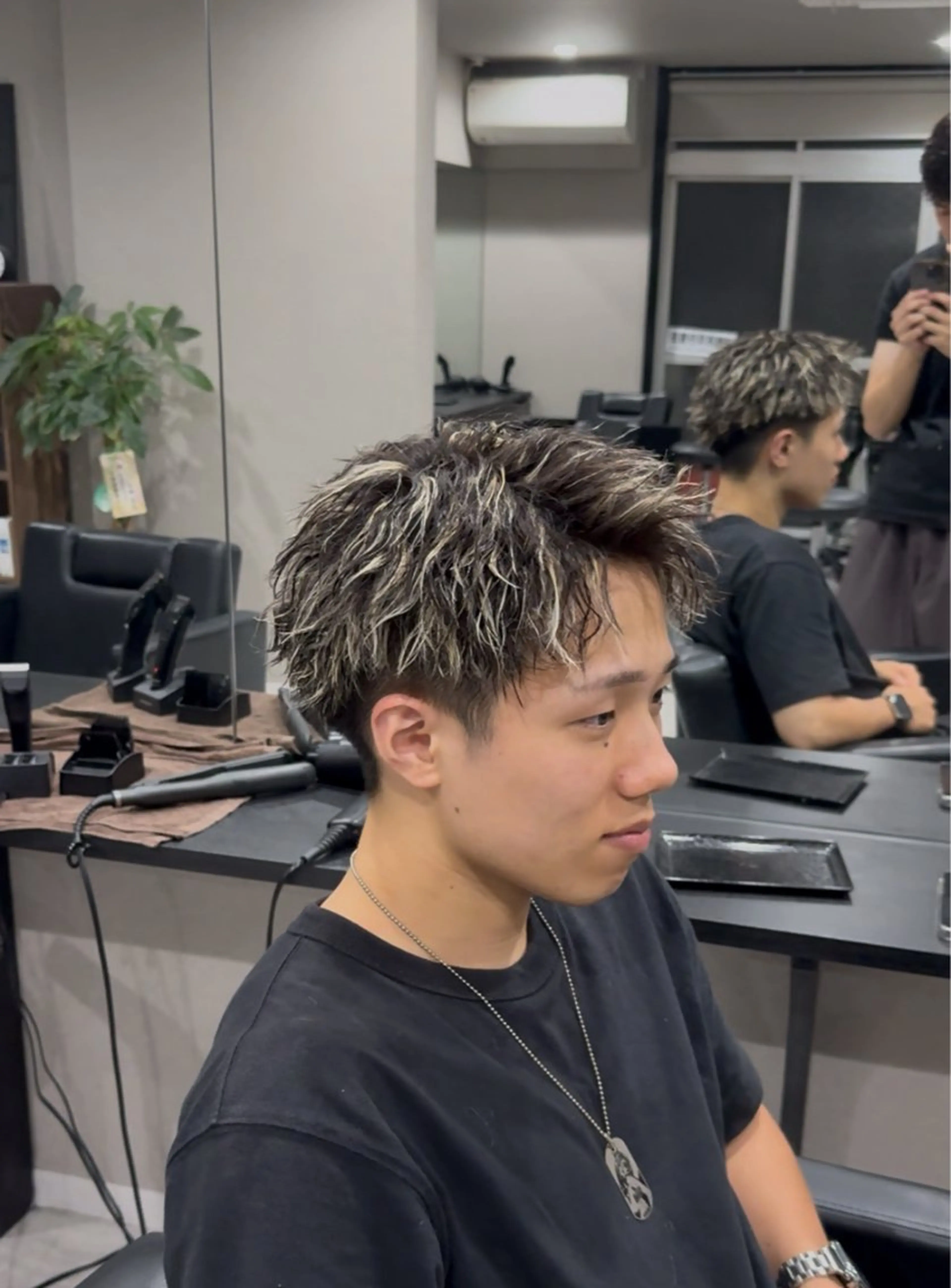 カット（無料）＋ハイライト＋パーマ（材料費として3000円いただきます）の写真