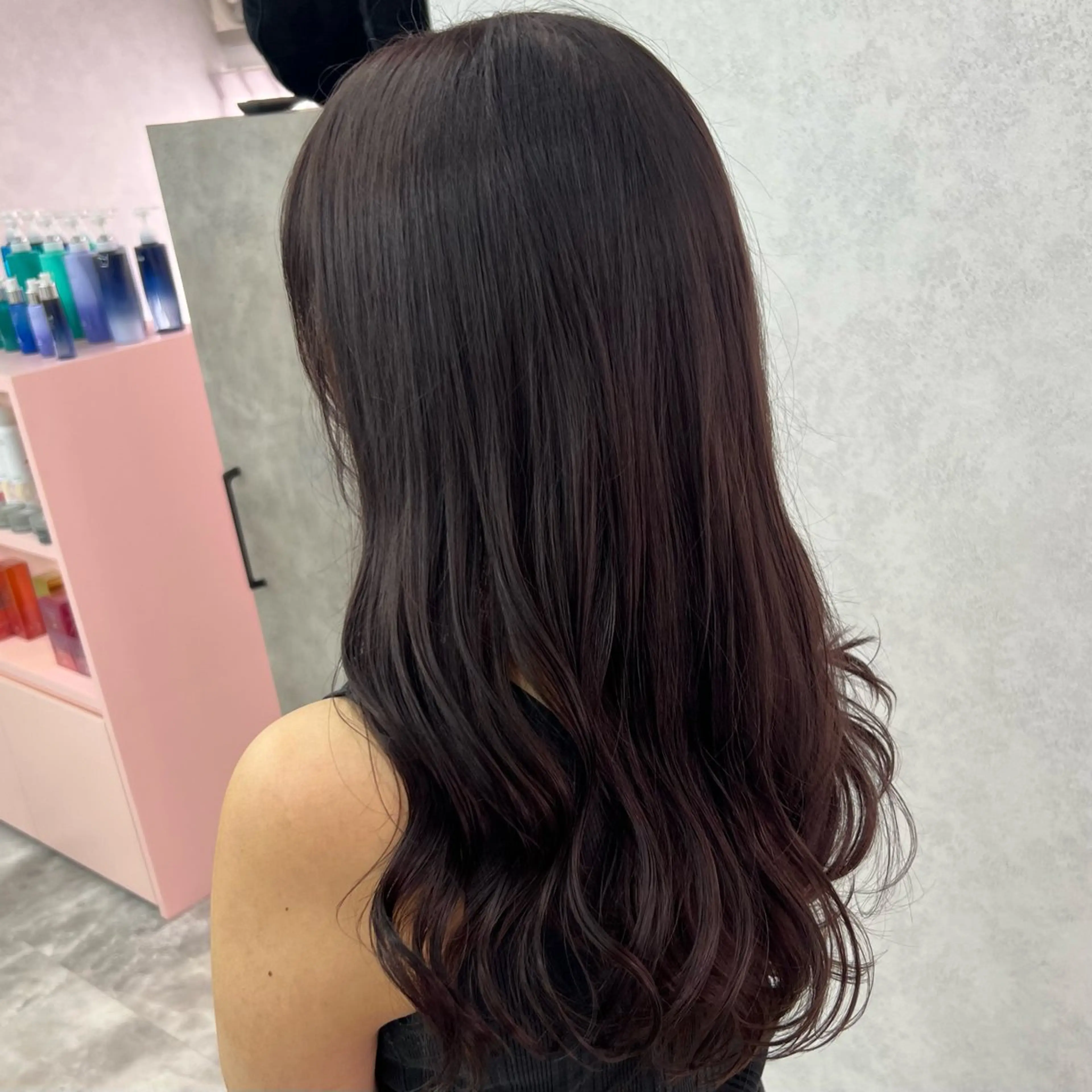 セミロング バイオレットブラウン ヘアカラー 岸下 理緒のヘアスタイル