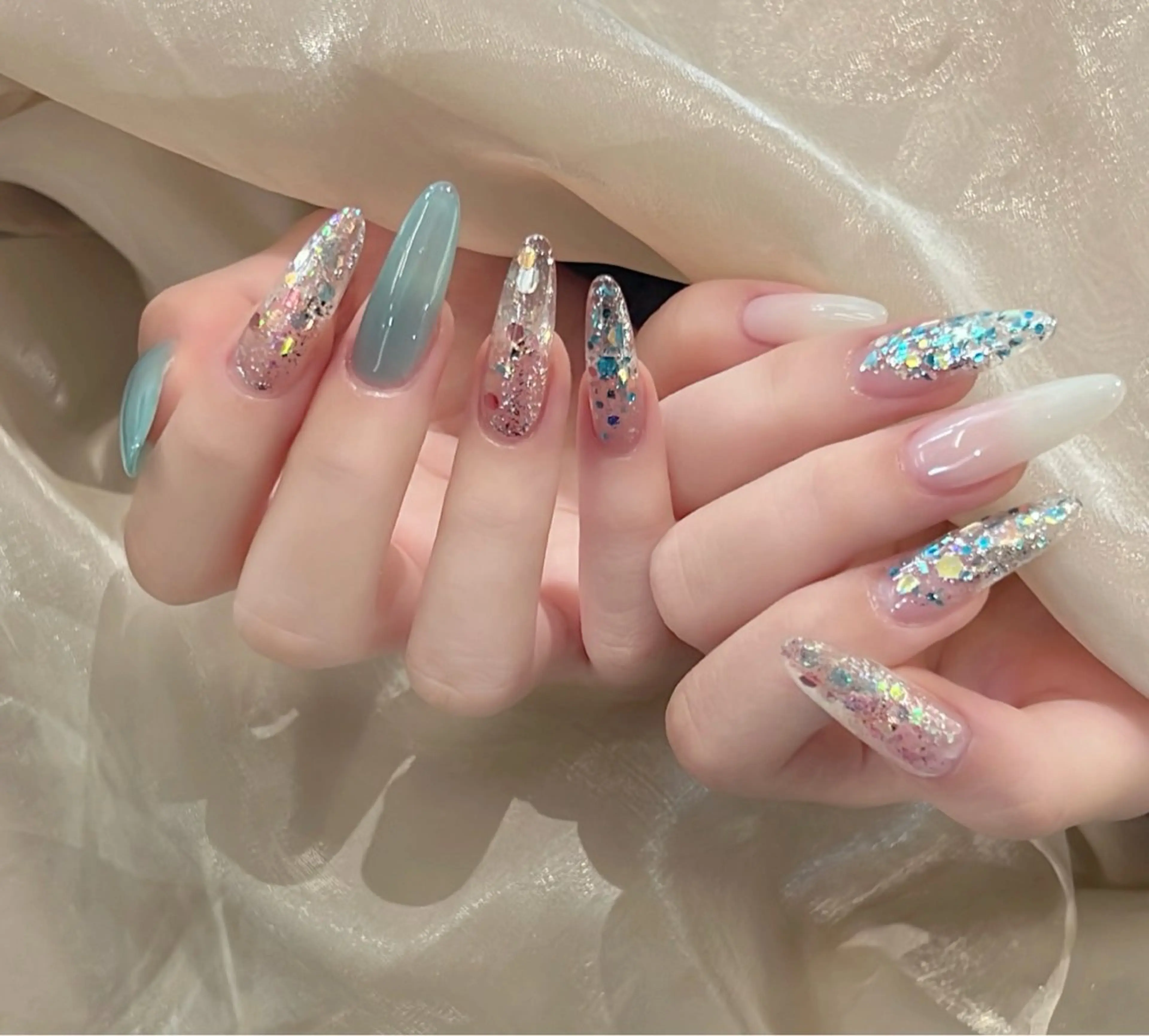 ネイル アートネイル キラキラネイル 韓国ネイル 水色 ロングネイル ハンドネイル ハンドケア NailDemure 【銀座店】のネイルデザイン