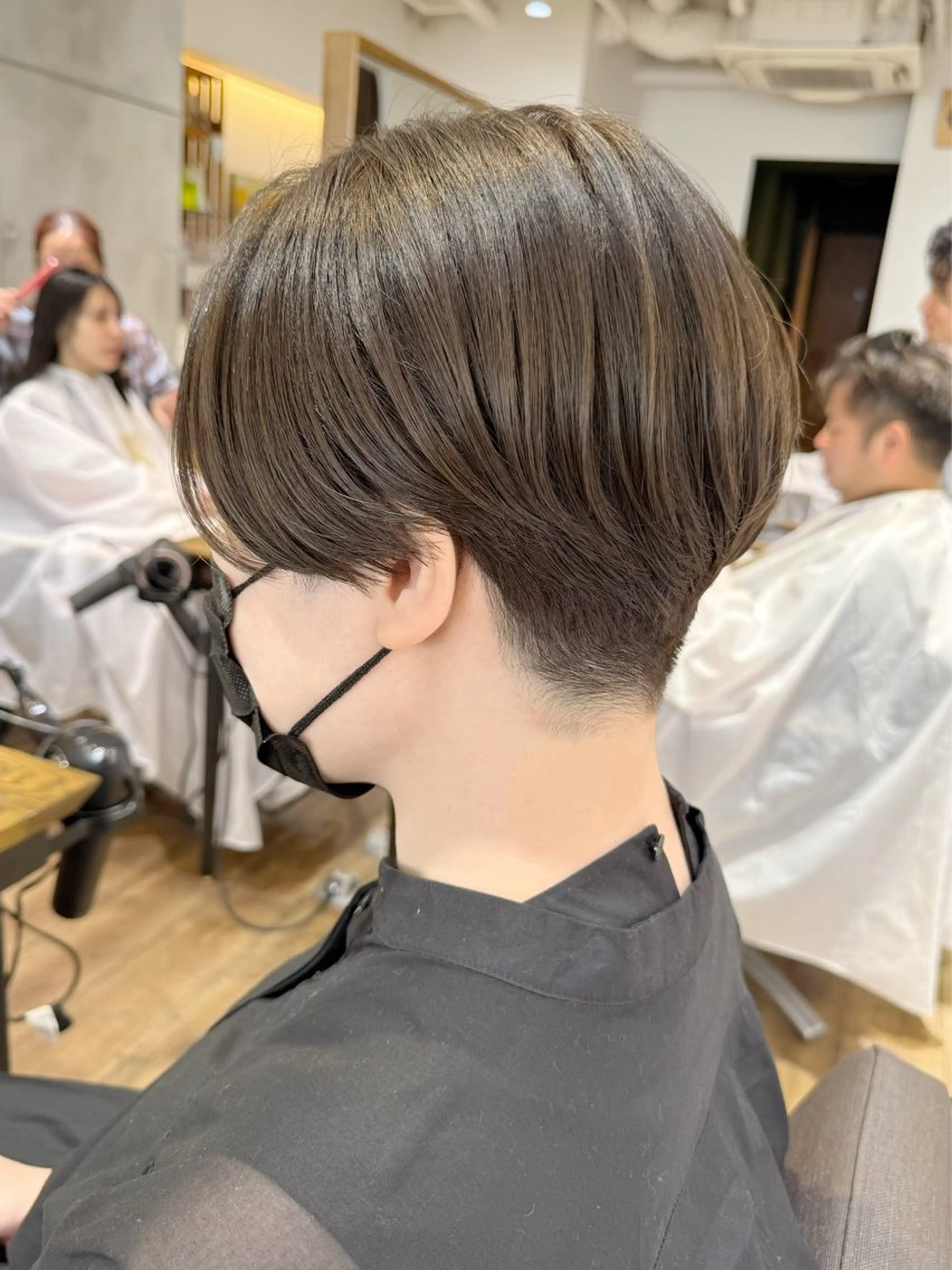 ショート カラー メンズ マッシュ 刈り上げ 前地 麻衣のヘアスタイル