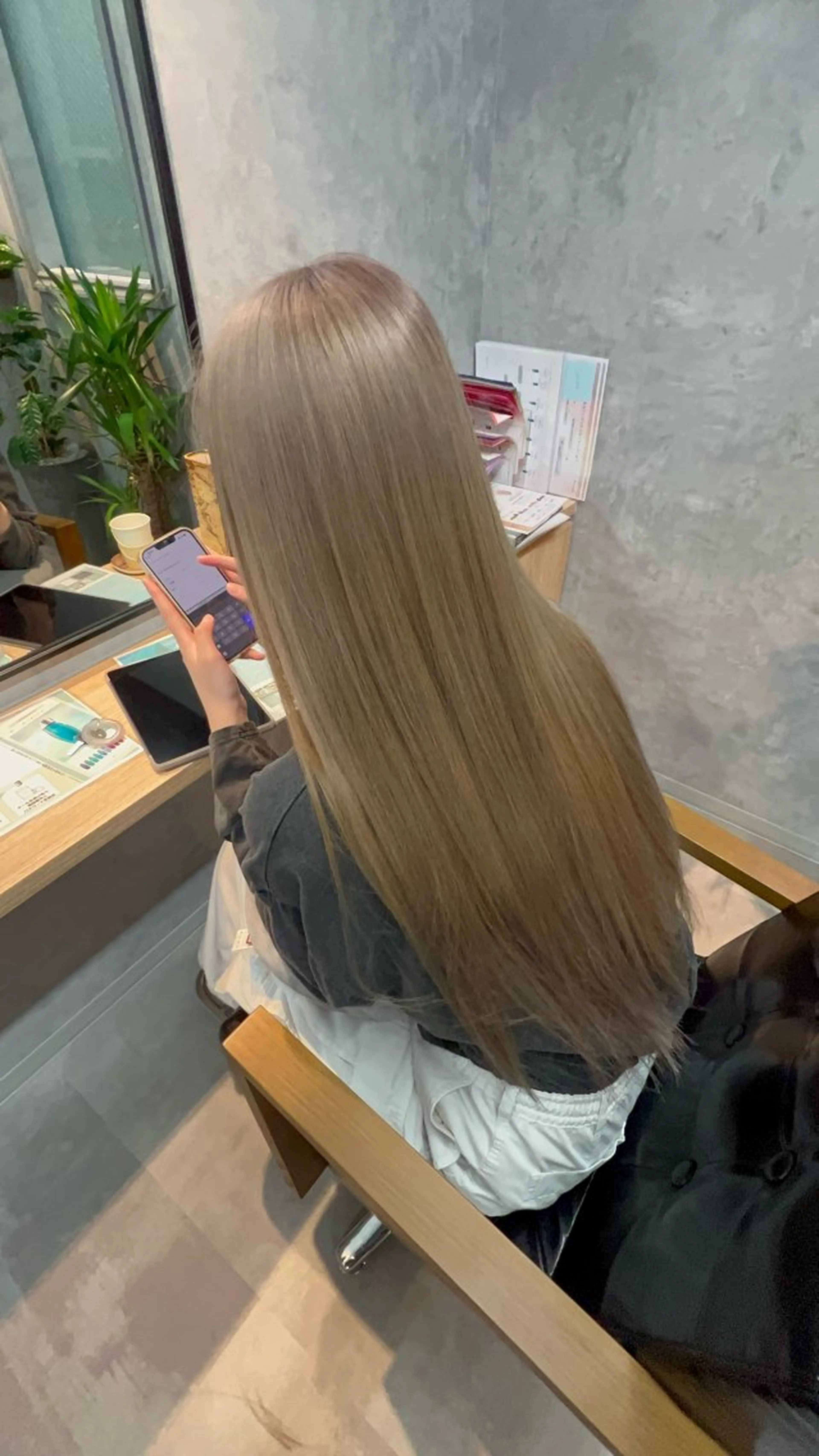 ロング カット ヘアカラー トリートメント motoトップカラー リスト/ブリーチカラのヘアスタイル