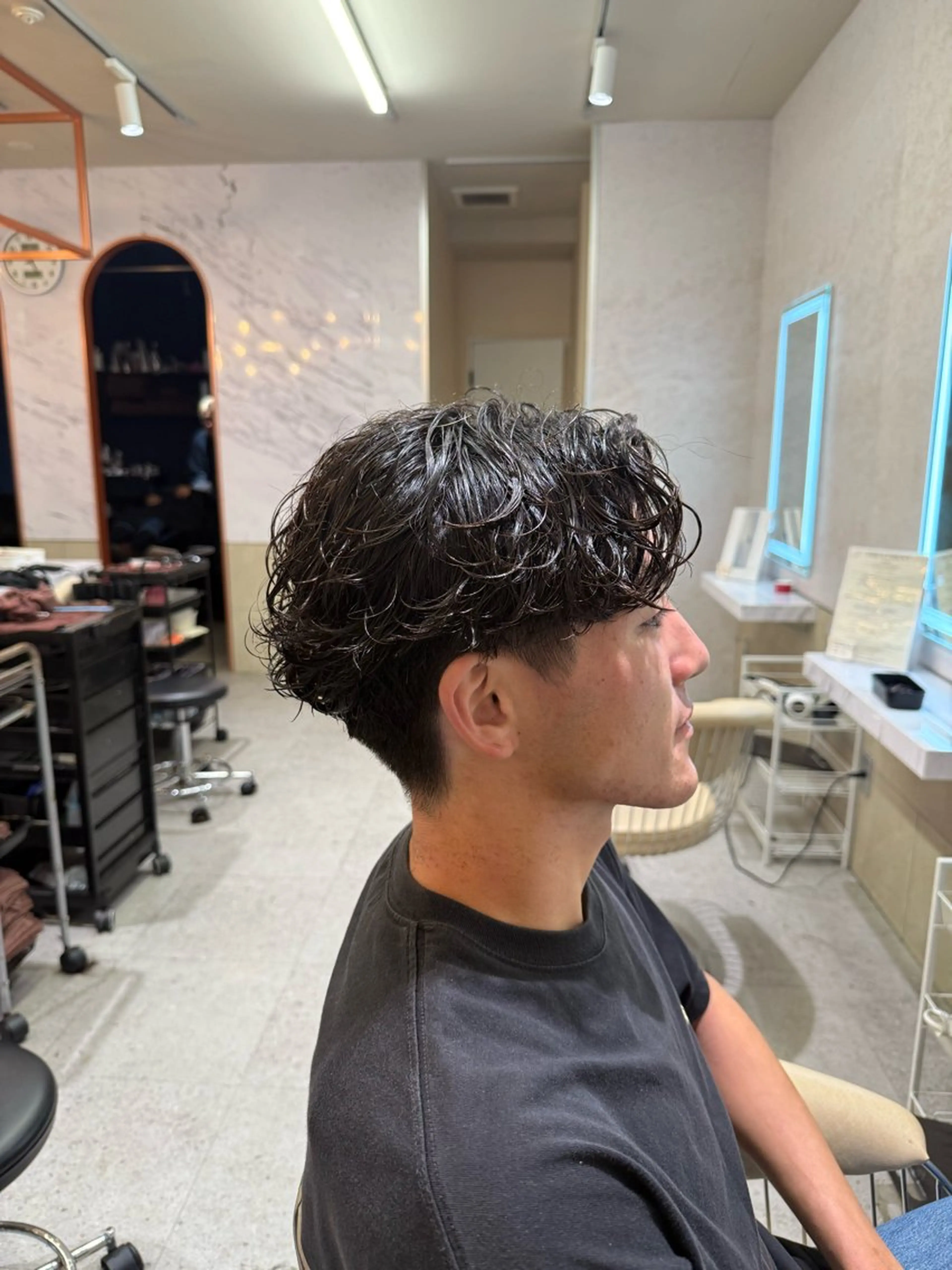 メンズ メンズパーマ 刈り上げ 波巻きパーマ 🔥ユウト🔥メンズ 特化/赤み消しカラーのヘアスタイル