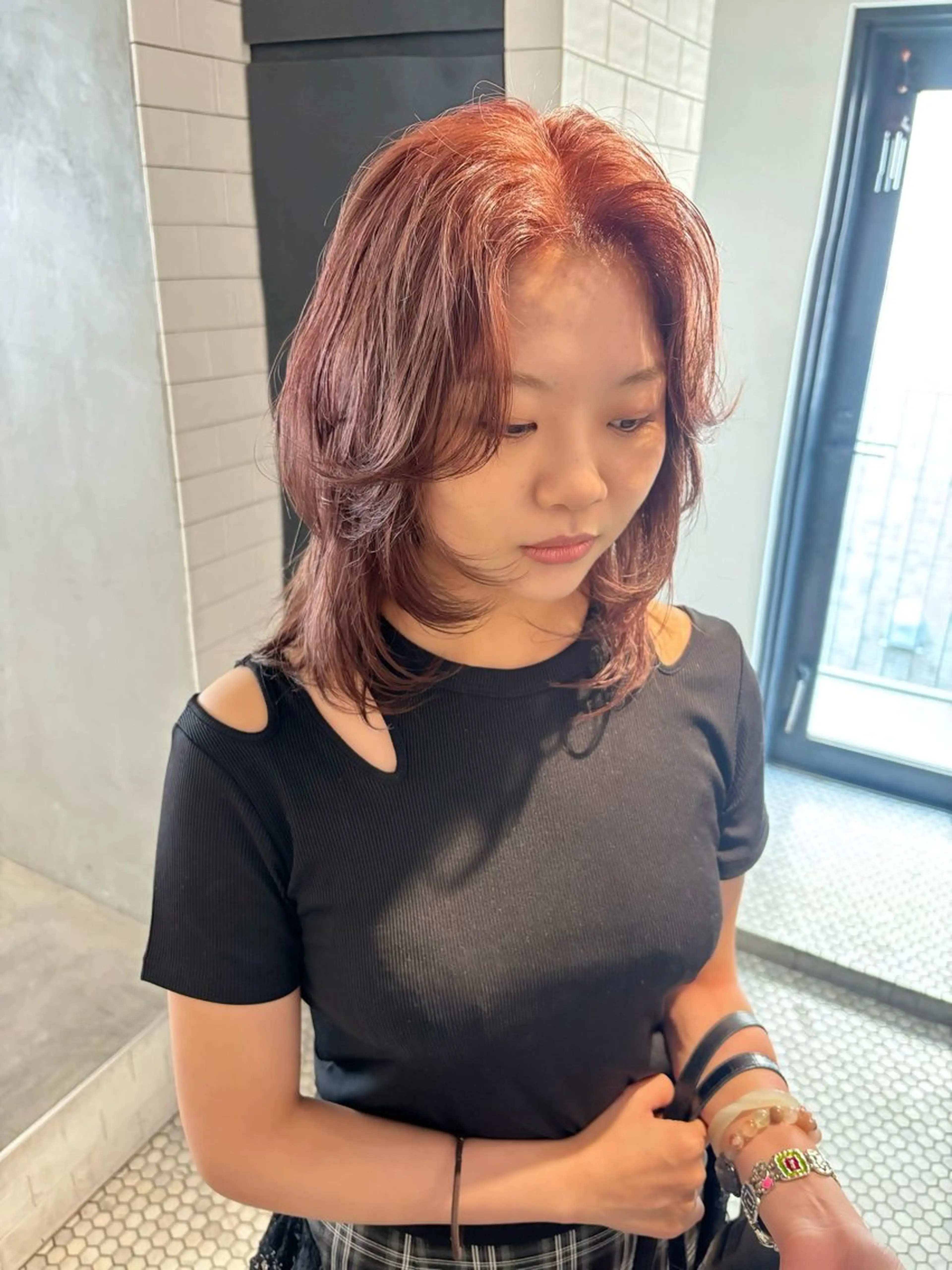 ミディアム カラー ミディアムレイヤー ベージュカラー ハイトーンカラー ピンクカラー ピンクベージュ カット ヘアカラー パーマ 井上 唯のヘアスタイル