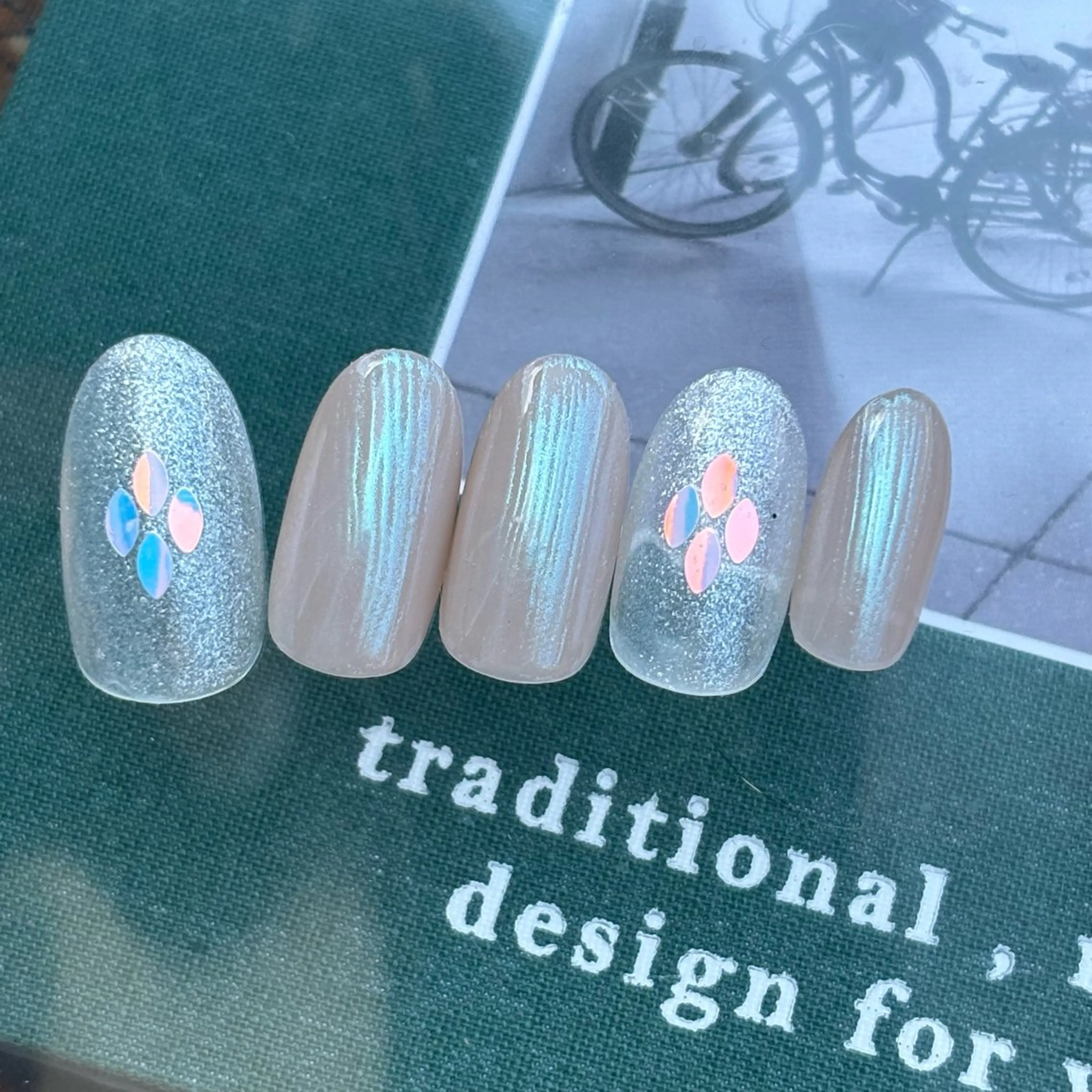 ネイル オーロラネイル ホログラムネイル キラキラネイル ラメ(グリッター) シンプルネイル ease (イーズ)のネイルデザイン