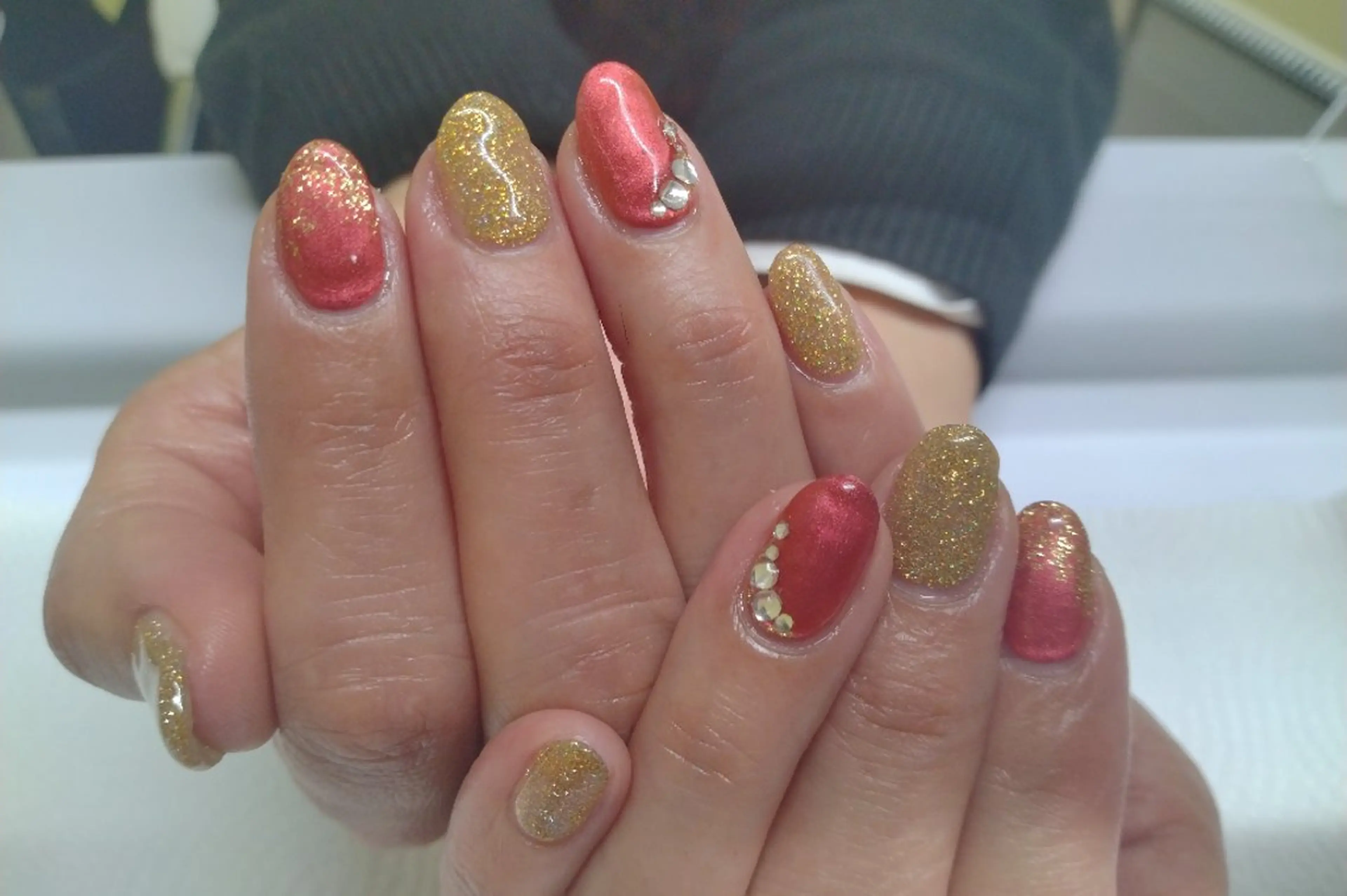 ネイル フラッシュネイル ジェルネイル 赤色 ストーンネイル ハンドネイル ハンドケア プライベートサロン Rosy Lilyのネイルデザイン