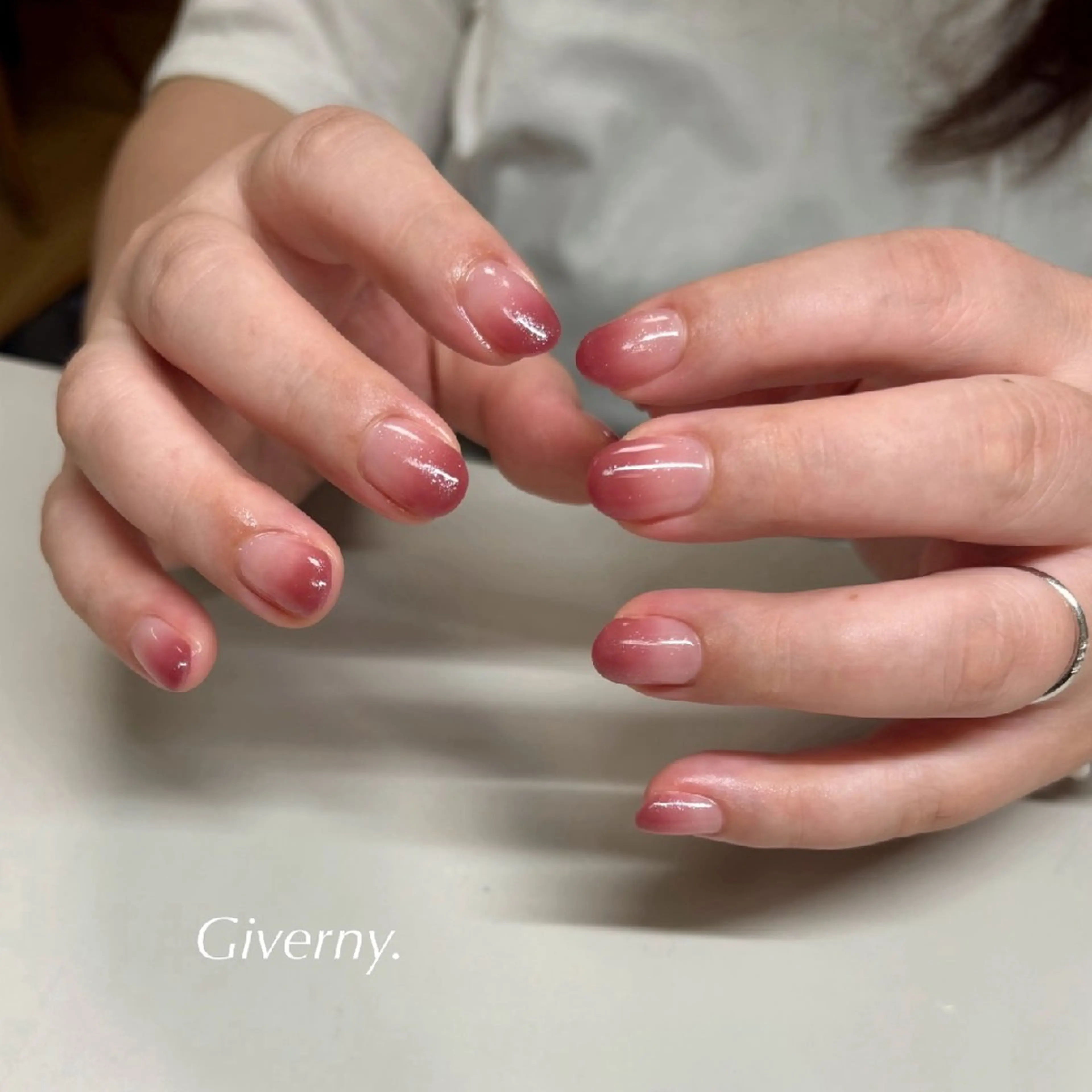 ネイル グラデーション ピンク ハンドネイル Giverny .のネイルデザイン