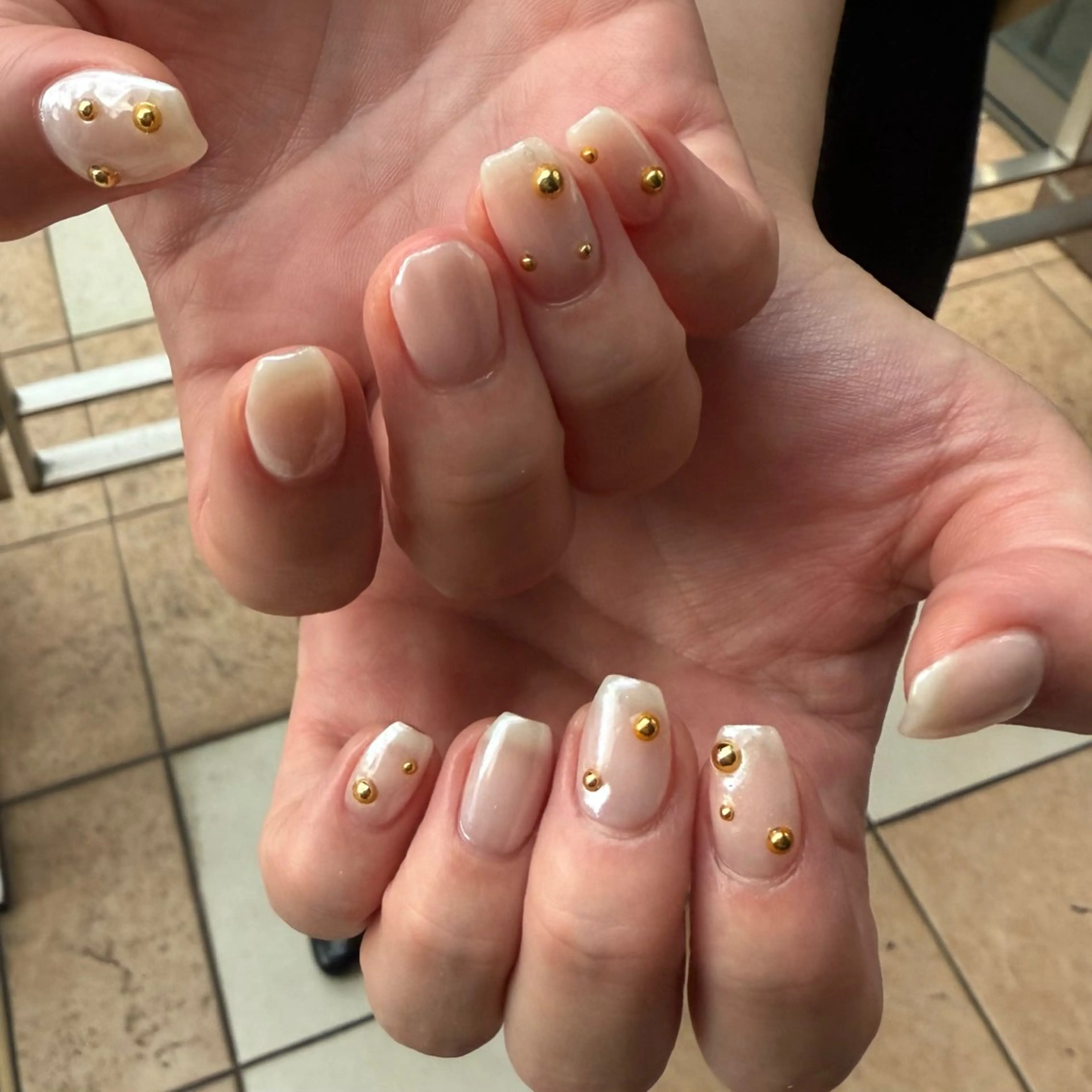 ネイル ミラーネイル ホワイト ハンドネイル YUKIMO🍎名駅 /ニュアンスのネイルデザイン