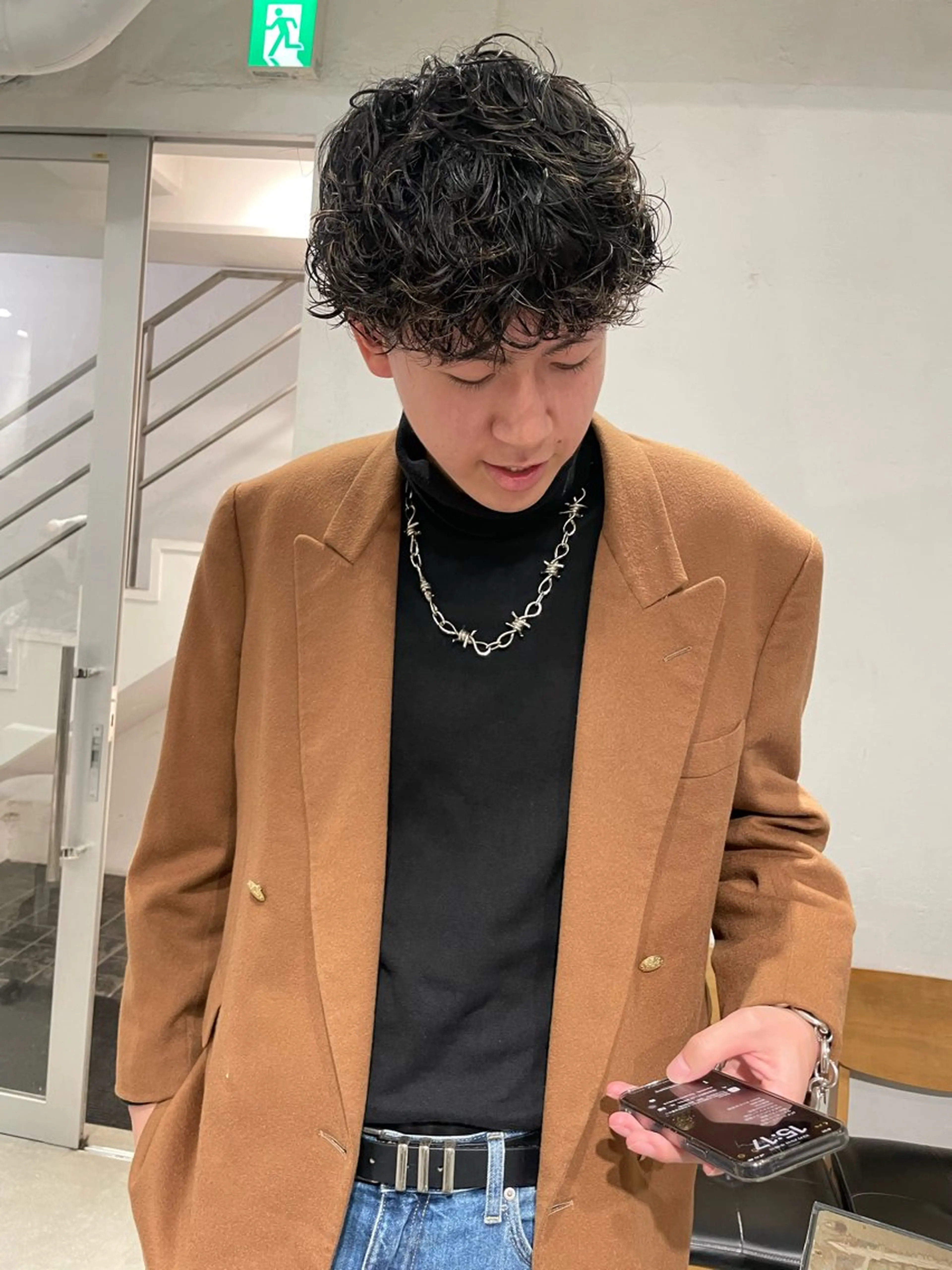 ショート パーマ メンズ メンズブリーチ センターパート メンズハイライト メンズハイトーン メンズインナーカラー カット パーマ トリートメント スパイラルパーマ 🌐hina⭐️のヘアスタイル