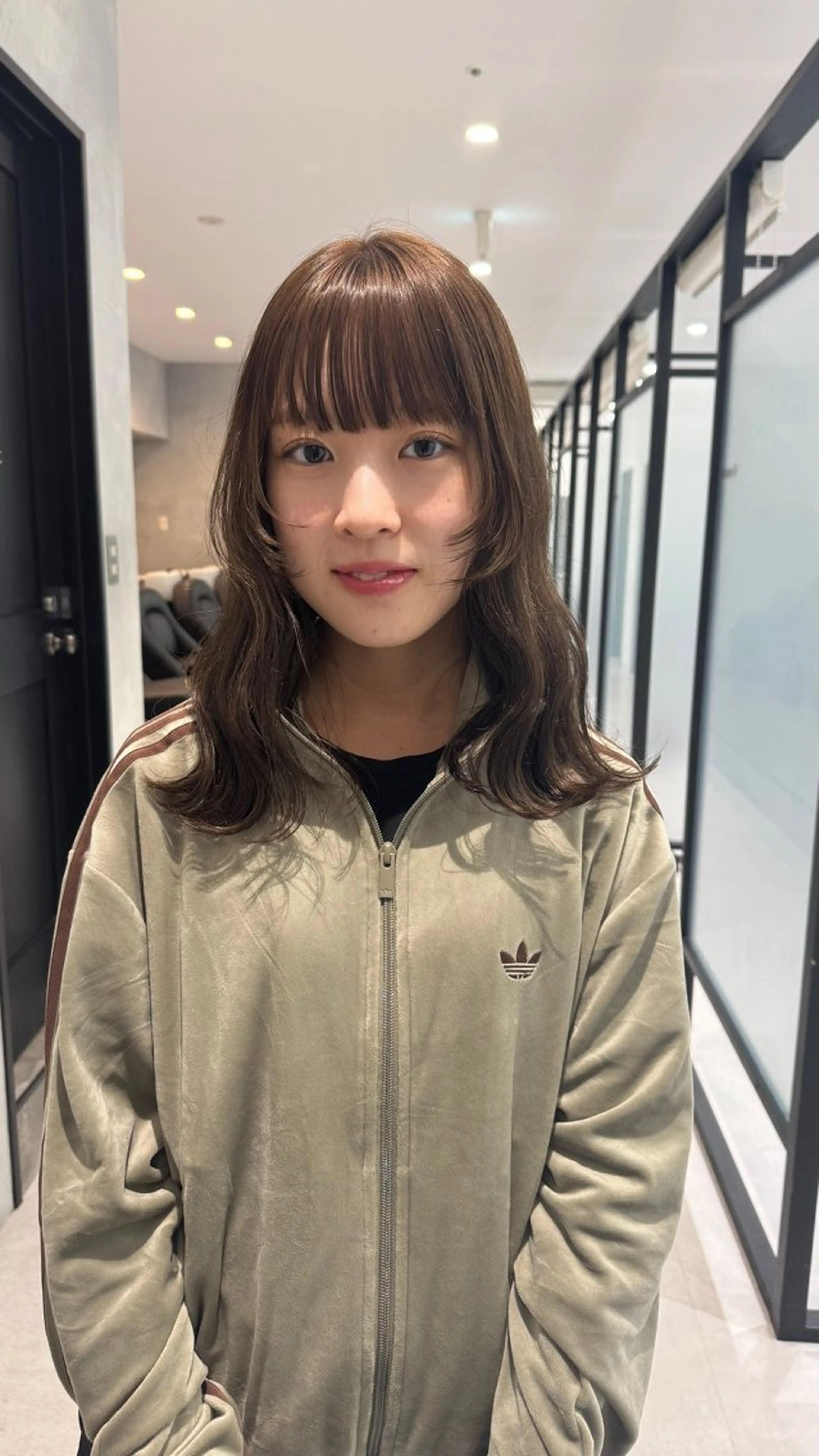 セミロング アッシュ パープルカラー レイヤーカット 小顔カット オオタ ユキのヘアスタイル