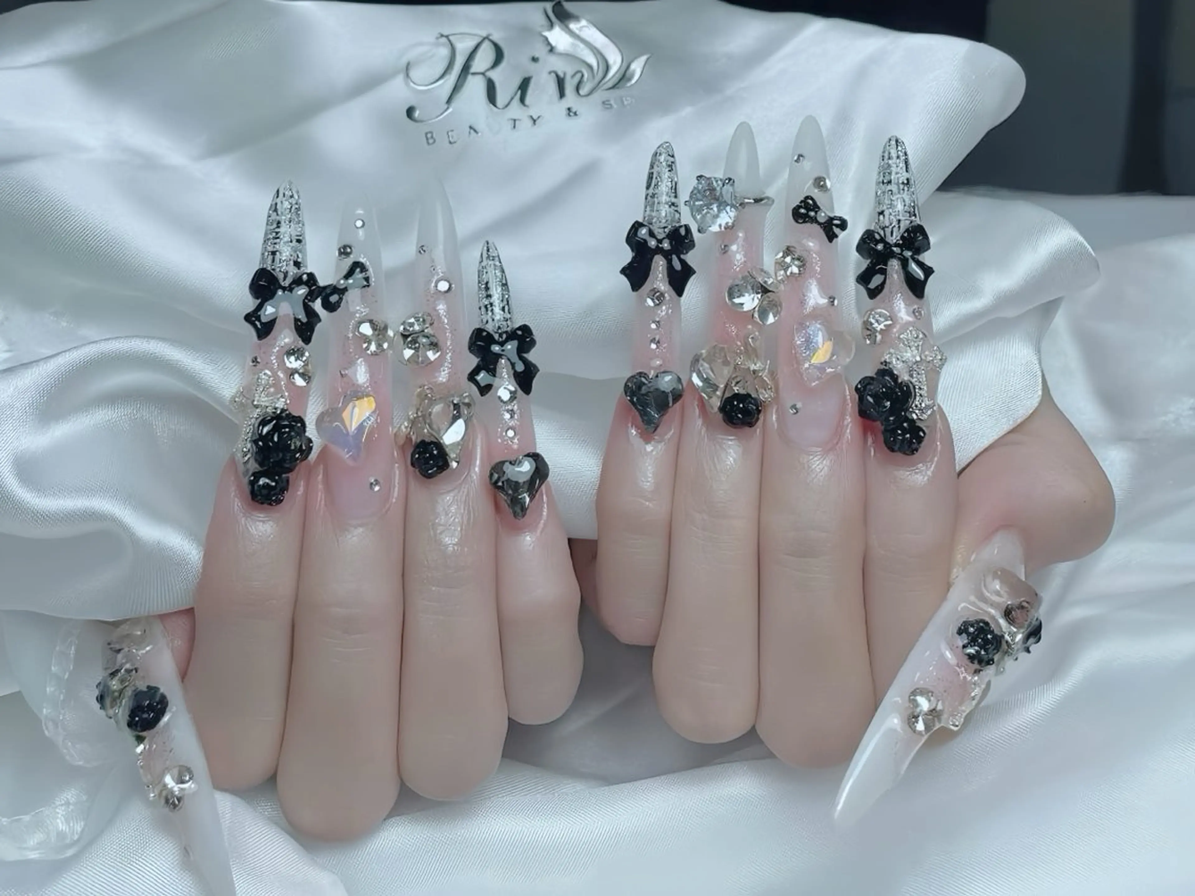 ネイル ボルドー フレンチネイル グラデーション キラキラネイル 韓国ネイル ハンドネイル Rin Nail 新大久保店のネイルデザイン