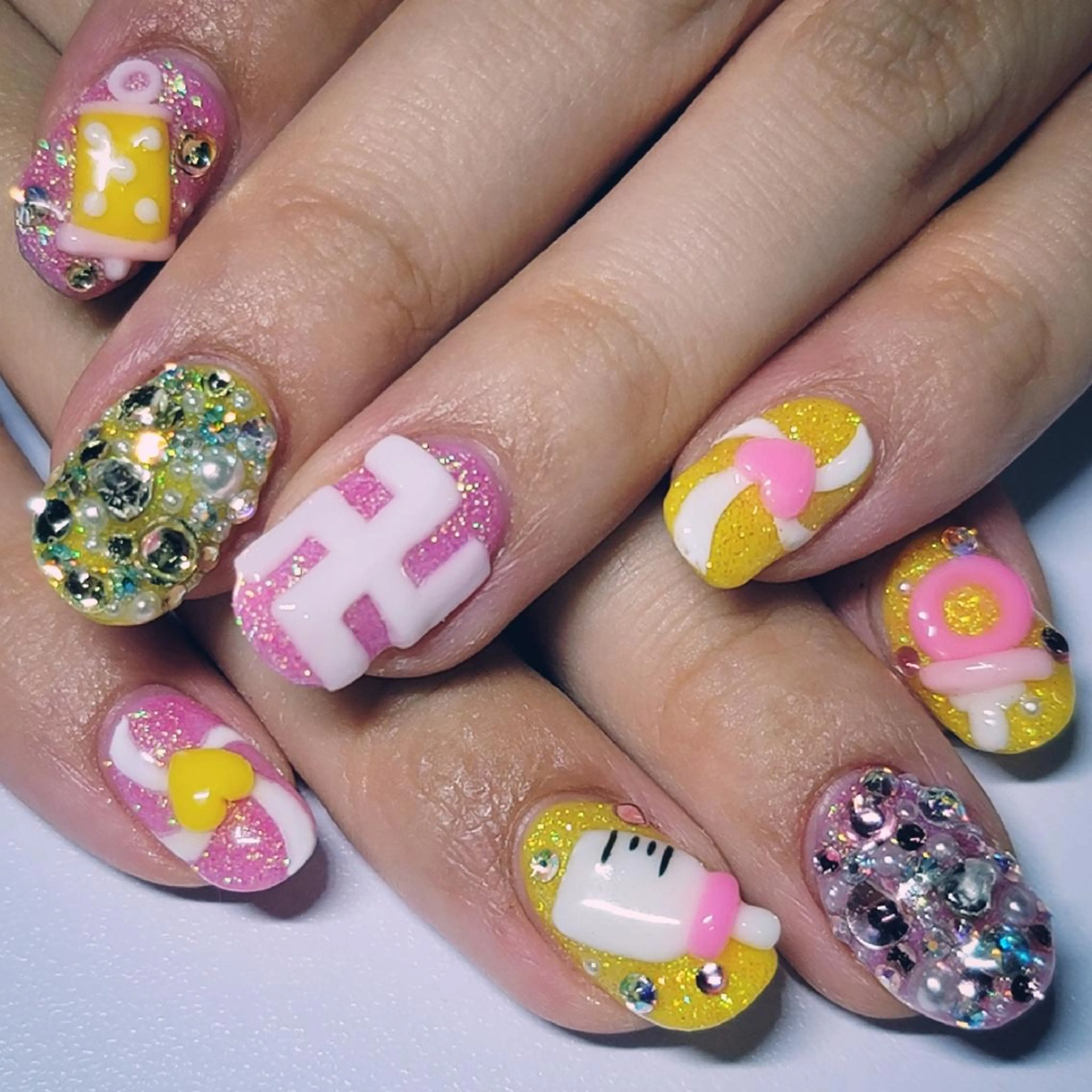 ネイル ラメ(グリッター) ピンク 黄色 ハンドネイル よしだ ひろきのネイルデザイン