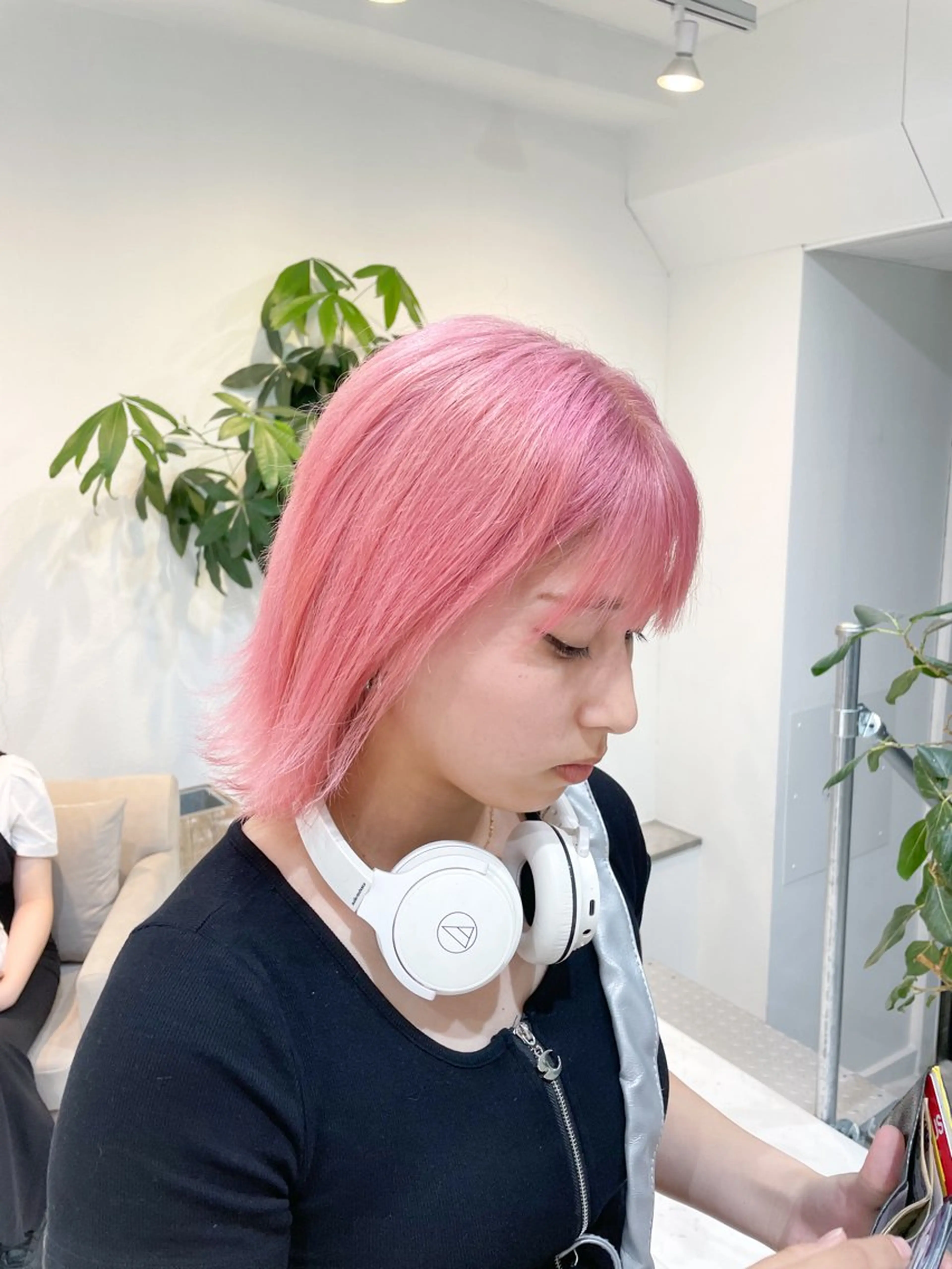 ミディアム カラー ハイトーンカラー ピンクカラー ボブ 外ハネヘア ハイトーン/レイヤー /ケアブリーチ石川治のヘアスタイル