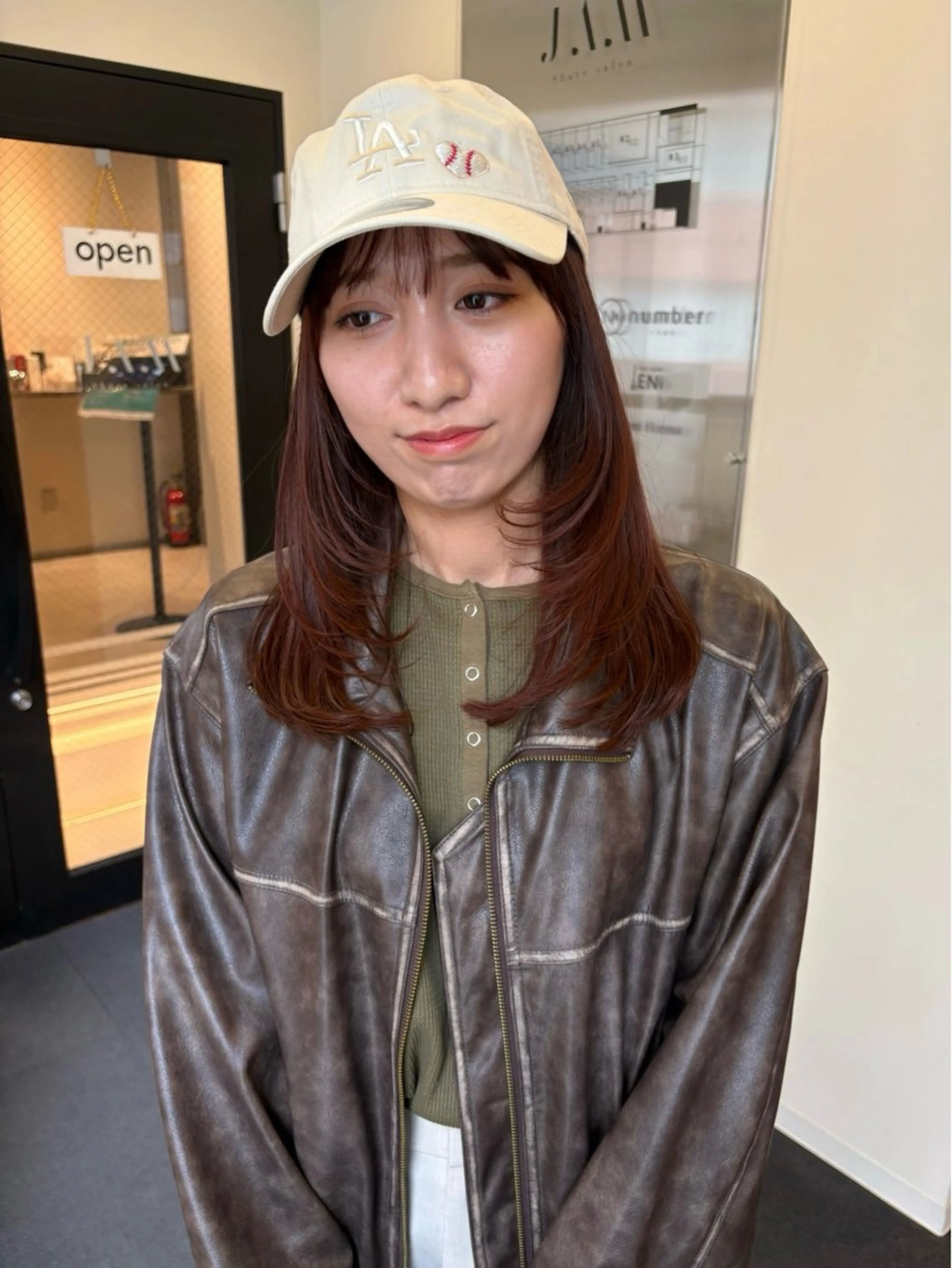 セミロング カラー オレンジ レッドカラー レイヤーカット 小原 悠梨乃のヘアスタイル