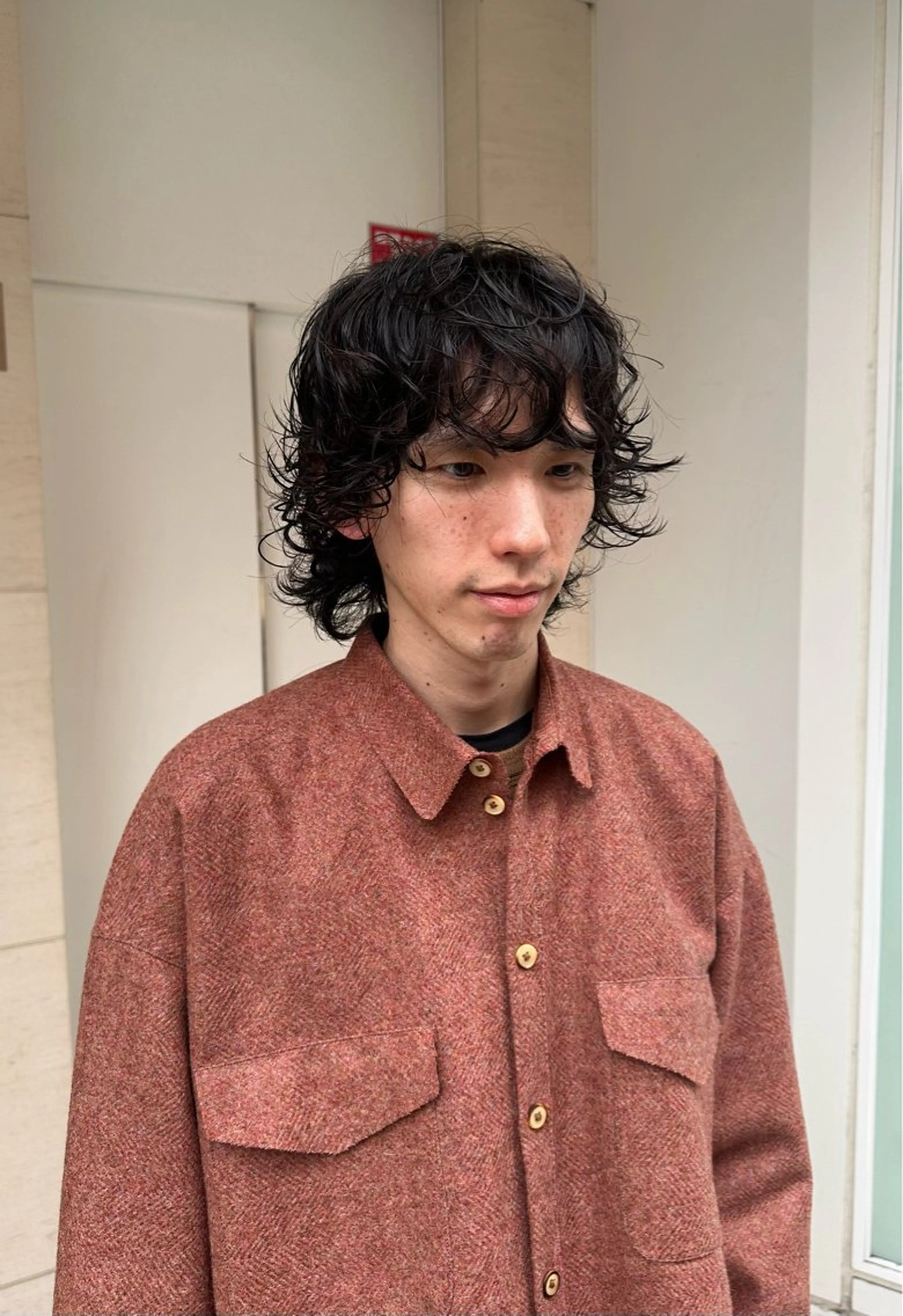 ミディアム パーマ メンズ ミディアムパーマ メンズパーマ メンズウルフカット ウルフカット カット パーマ 俵 知広のヘアスタイル