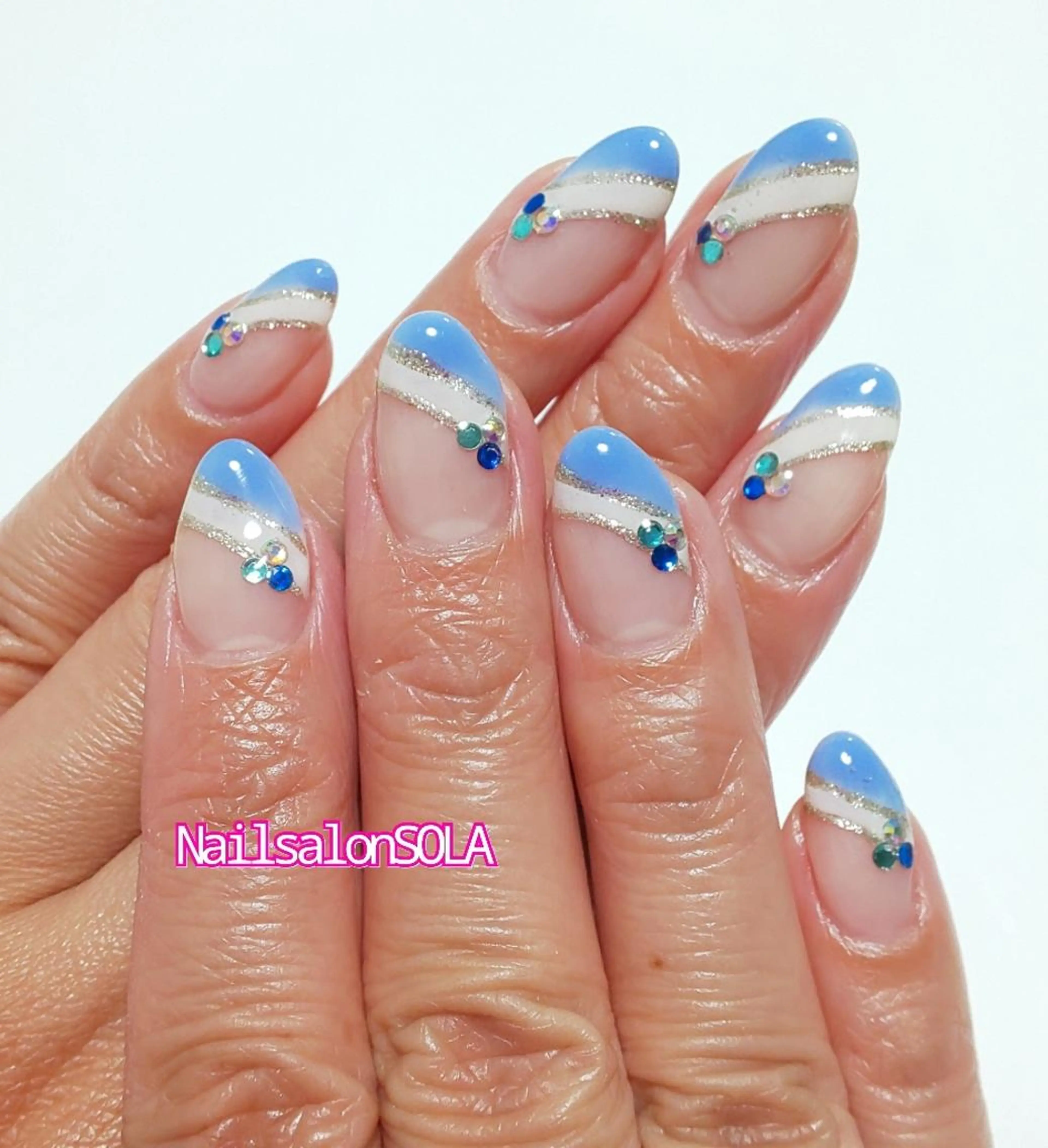 ネイル フレンチネイル ラメ(グリッター) 水色 斜めフレンチ オフィスネイル ハンドネイル 田代 夏子のネイルデザイン