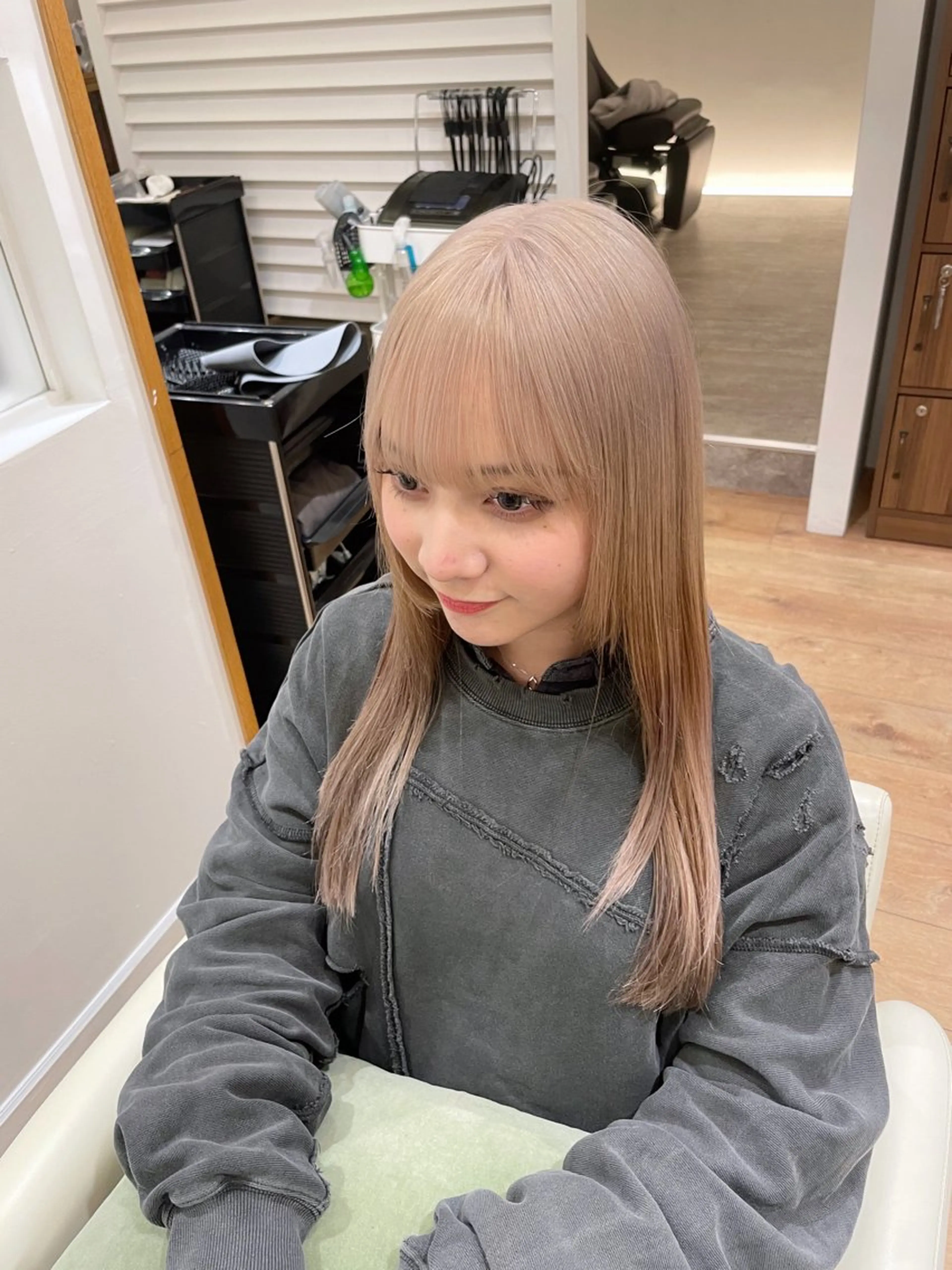 セミロング カラー ブリーチ ブロンド ダブルカラー ホワイトブロンド 松浦 愛利花のヘアスタイル